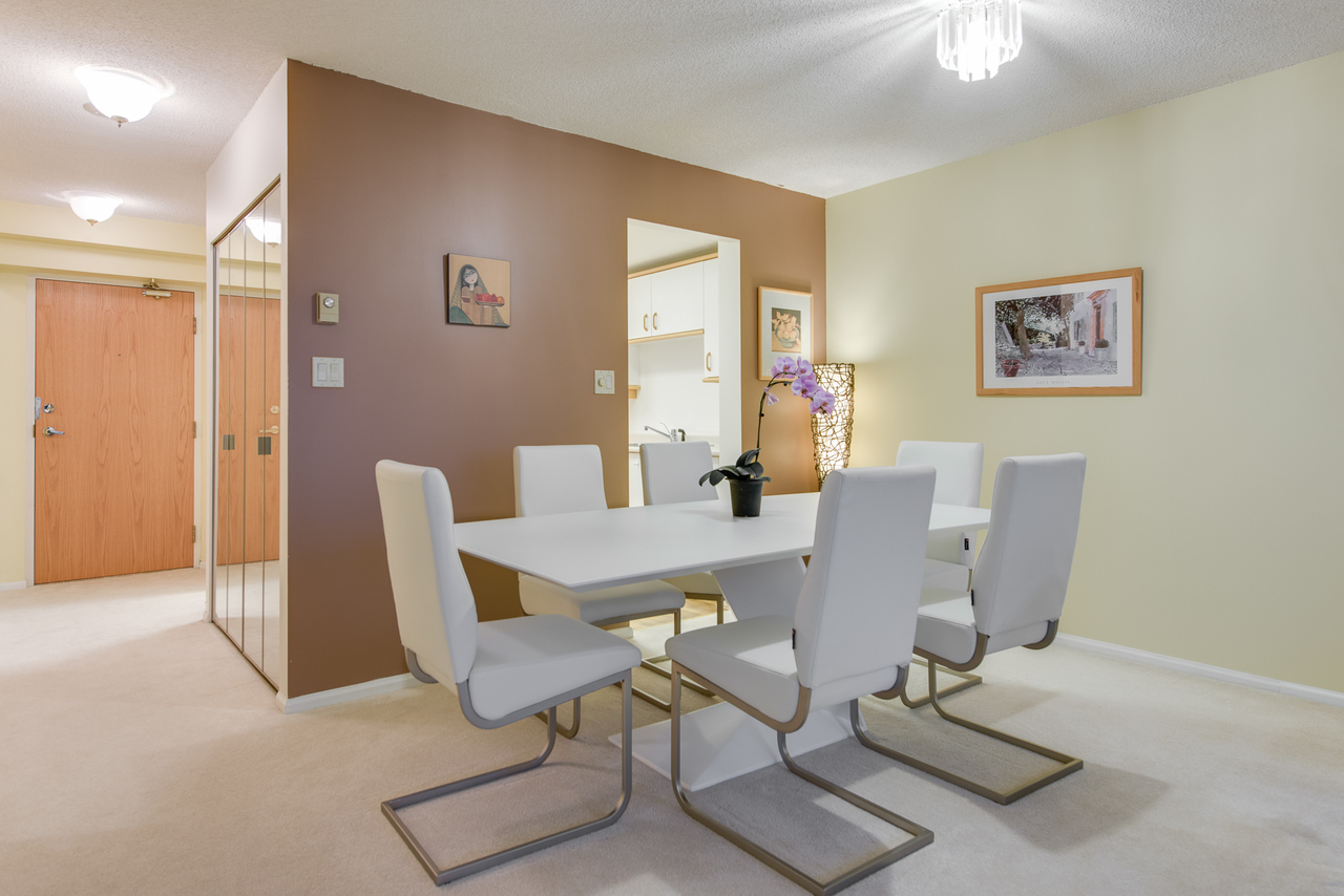 dining at 802 - 2203 Bellevue, Dundarave, West Vancouver