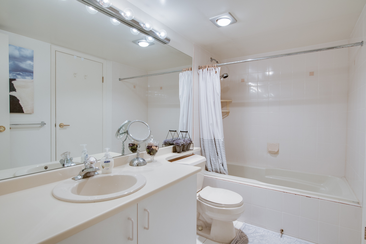 ensuite at 802 - 2203 Bellevue, Dundarave, West Vancouver