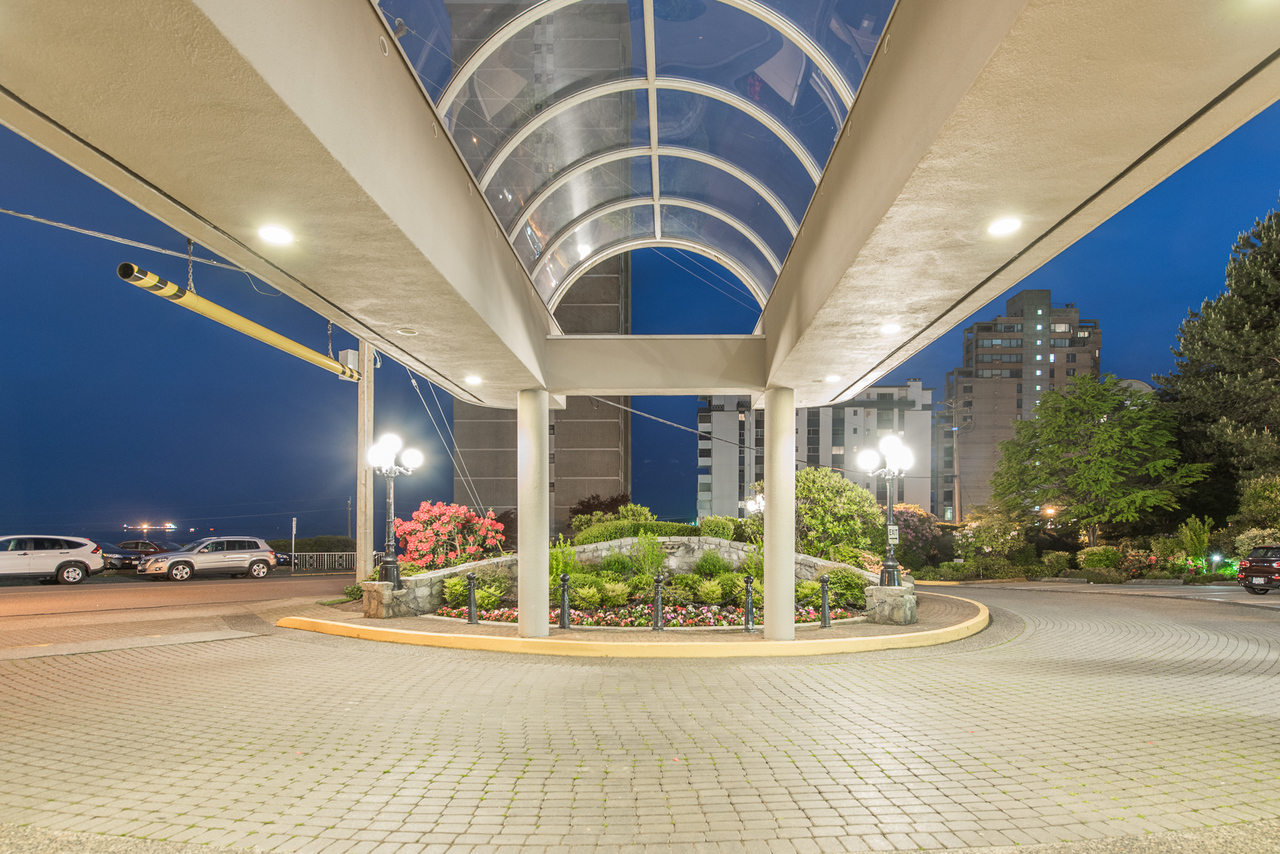 entrance at 802 - 2203 Bellevue, Dundarave, West Vancouver