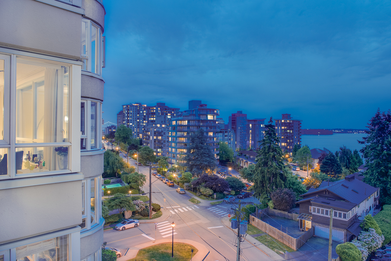 nightime-view at 802 - 2203 Bellevue, Dundarave, West Vancouver