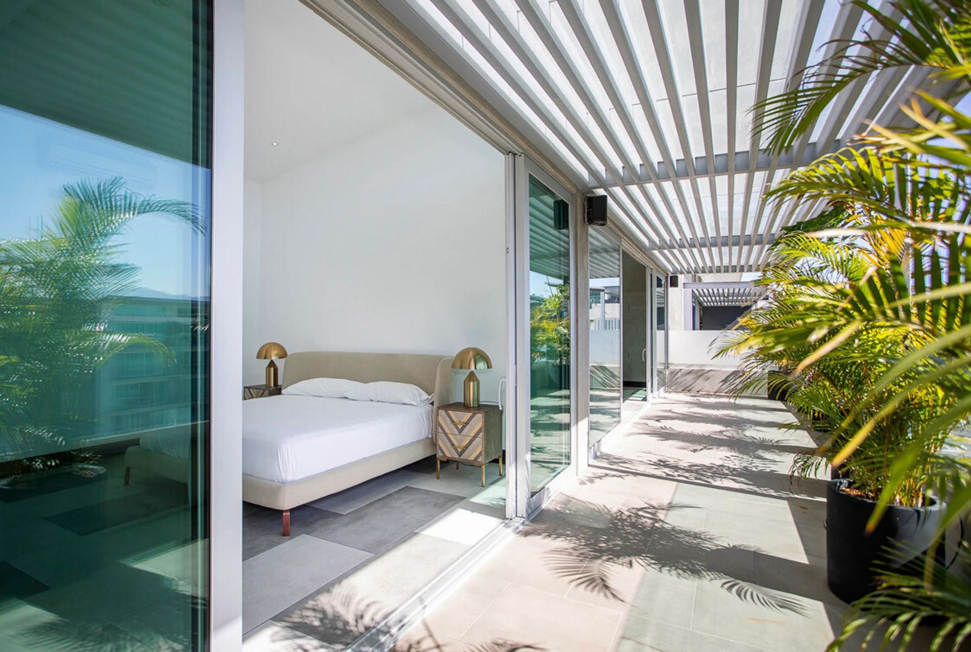 large-media-2-ce46cb2f-06b9-49df-bfaf-e76886d2a27d