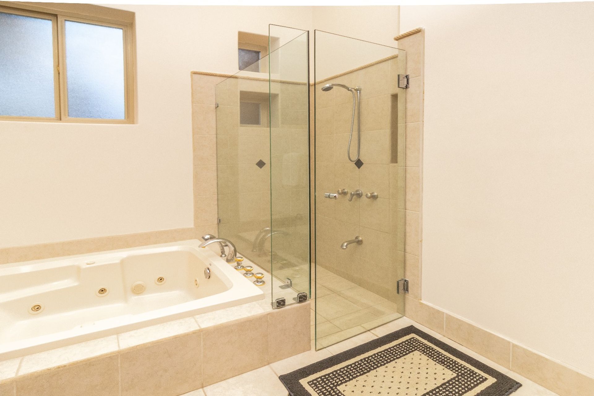 ebee6ec0-0f13-4ade-9dac-37e8f33e7f18-1