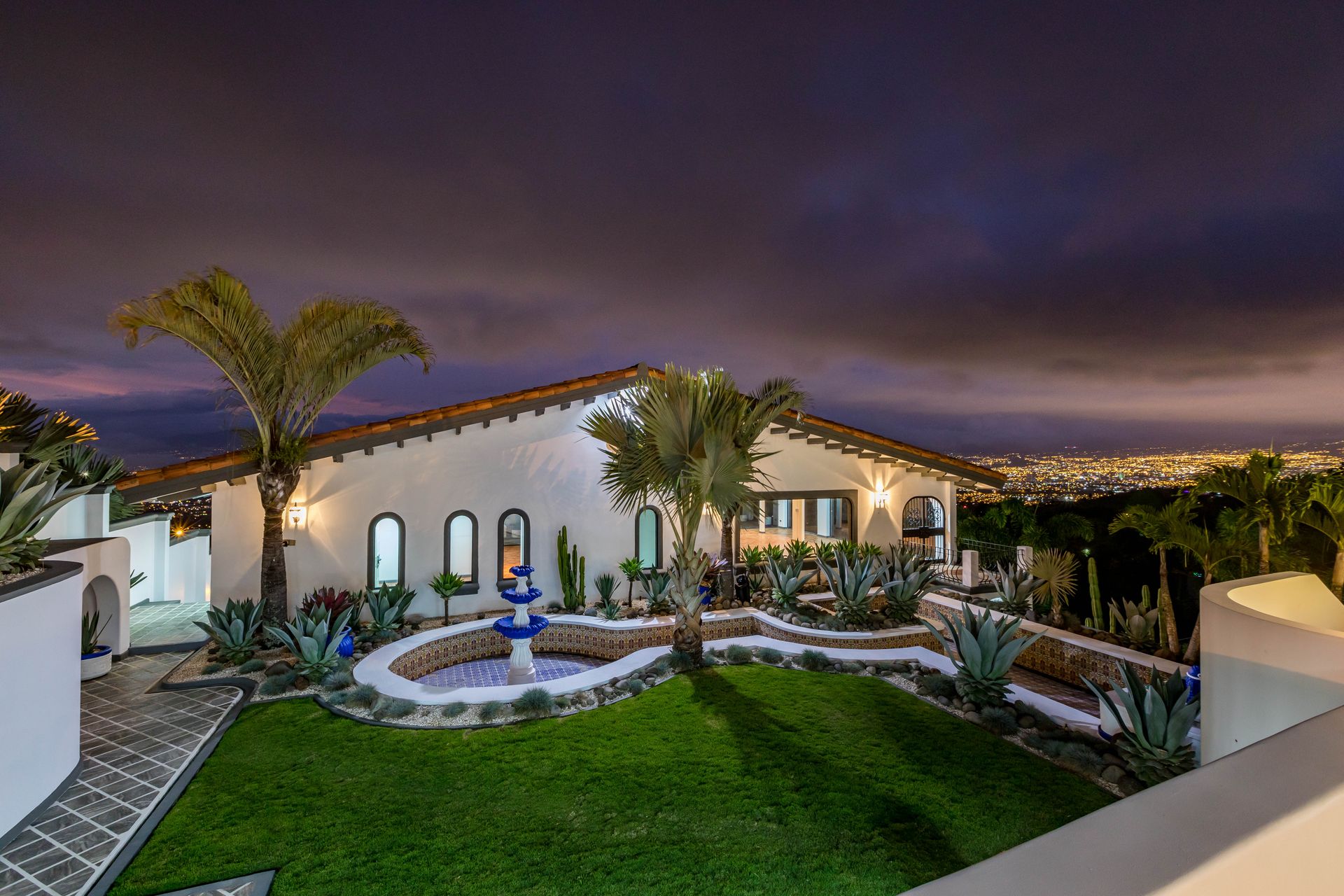 San Antonio, Escazú, Costa Rica: Mansion with tennis court, pool, and jacuzzi – prime investment opportunity.