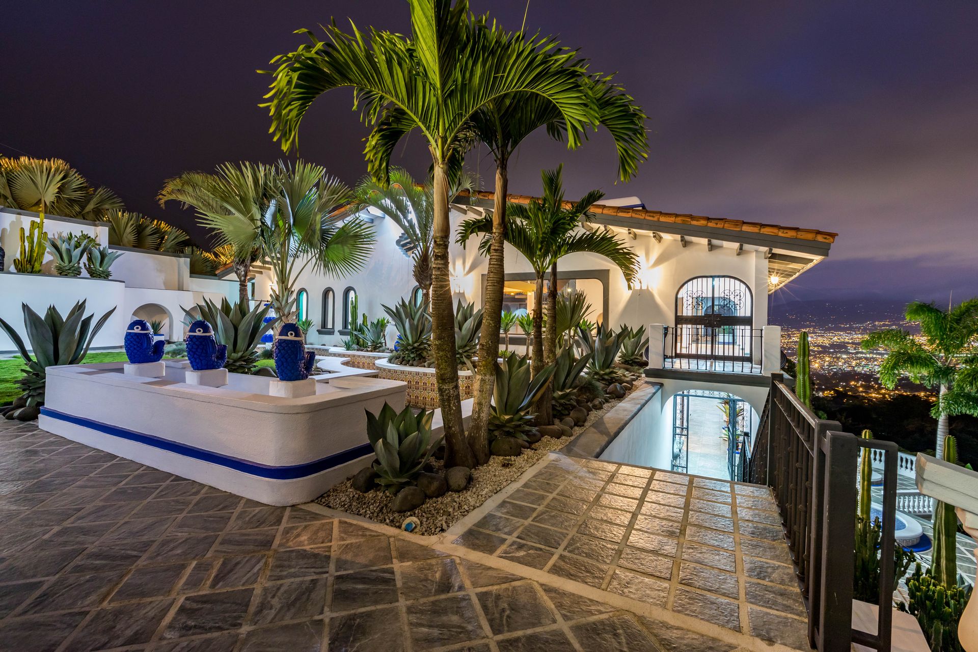 San Antonio, Escazú, Costa Rica: Mansion with tennis court, pool, and jacuzzi – prime investment opportunity.