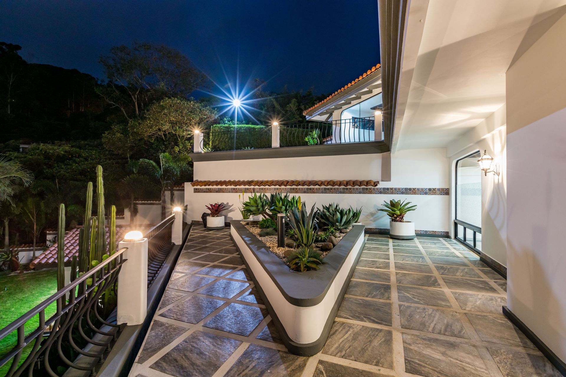 San Antonio, Escazú, Costa Rica: Mansion with tennis court, pool, and jacuzzi – prime investment opportunity.