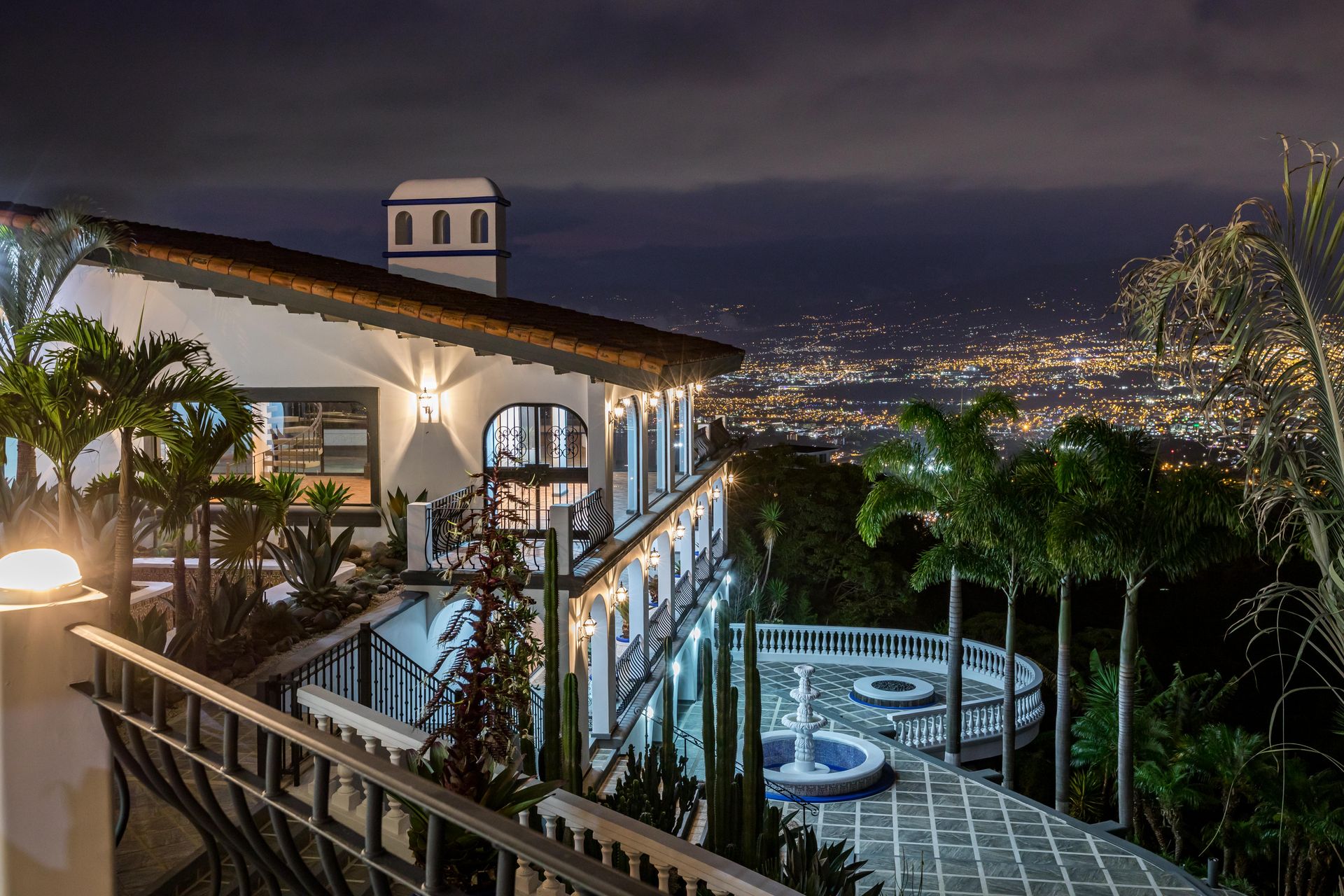 San Antonio, Escazú, Costa Rica: Mansion with tennis court, pool, and jacuzzi – prime investment opportunity.