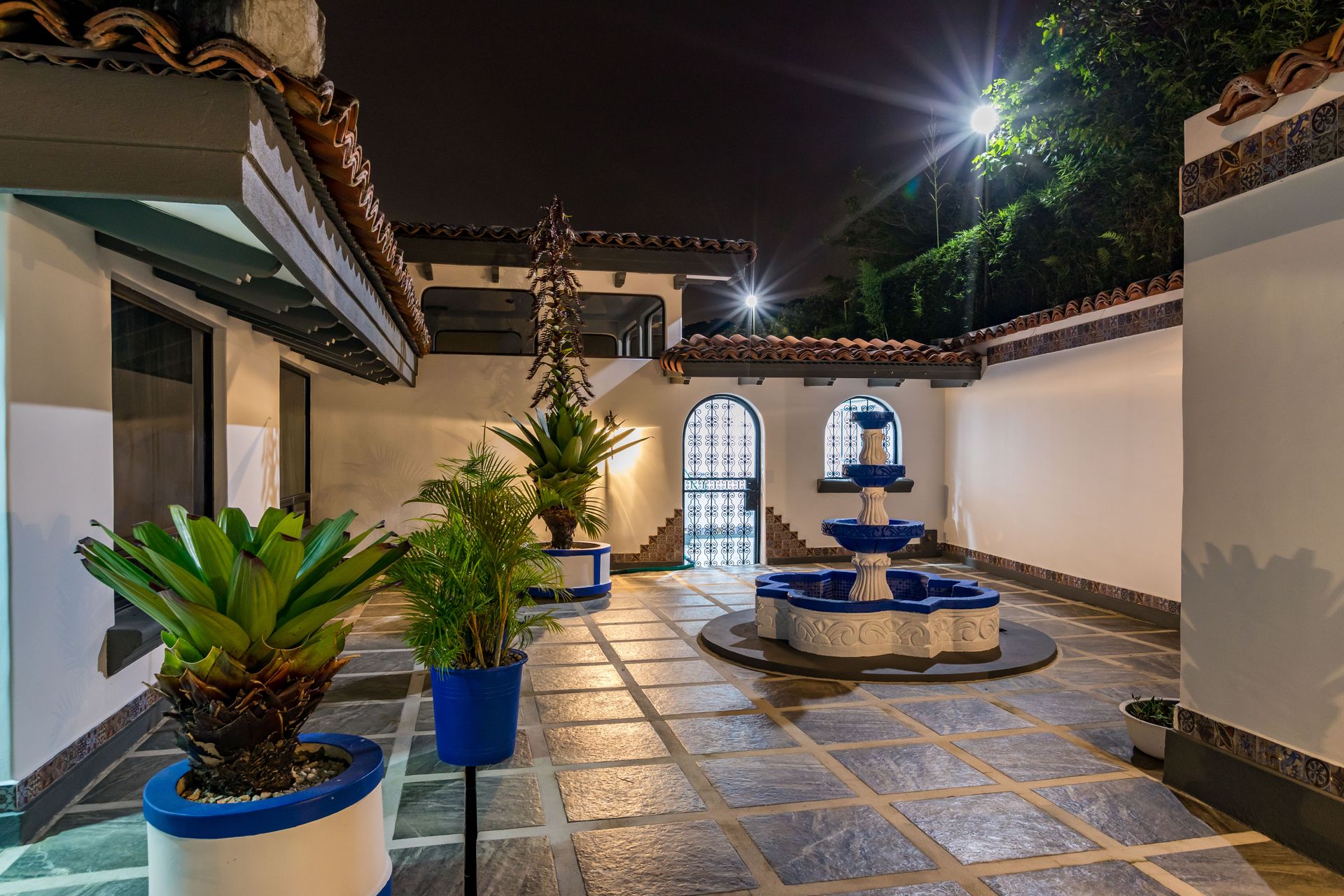 San Antonio, Escazú, Costa Rica: Mansion with tennis court, pool, and jacuzzi – prime investment opportunity.