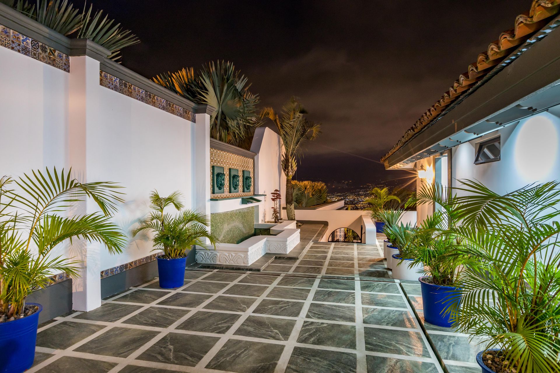 San Antonio, Escazú, Costa Rica: Mansion with tennis court, pool, and jacuzzi – prime investment opportunity.