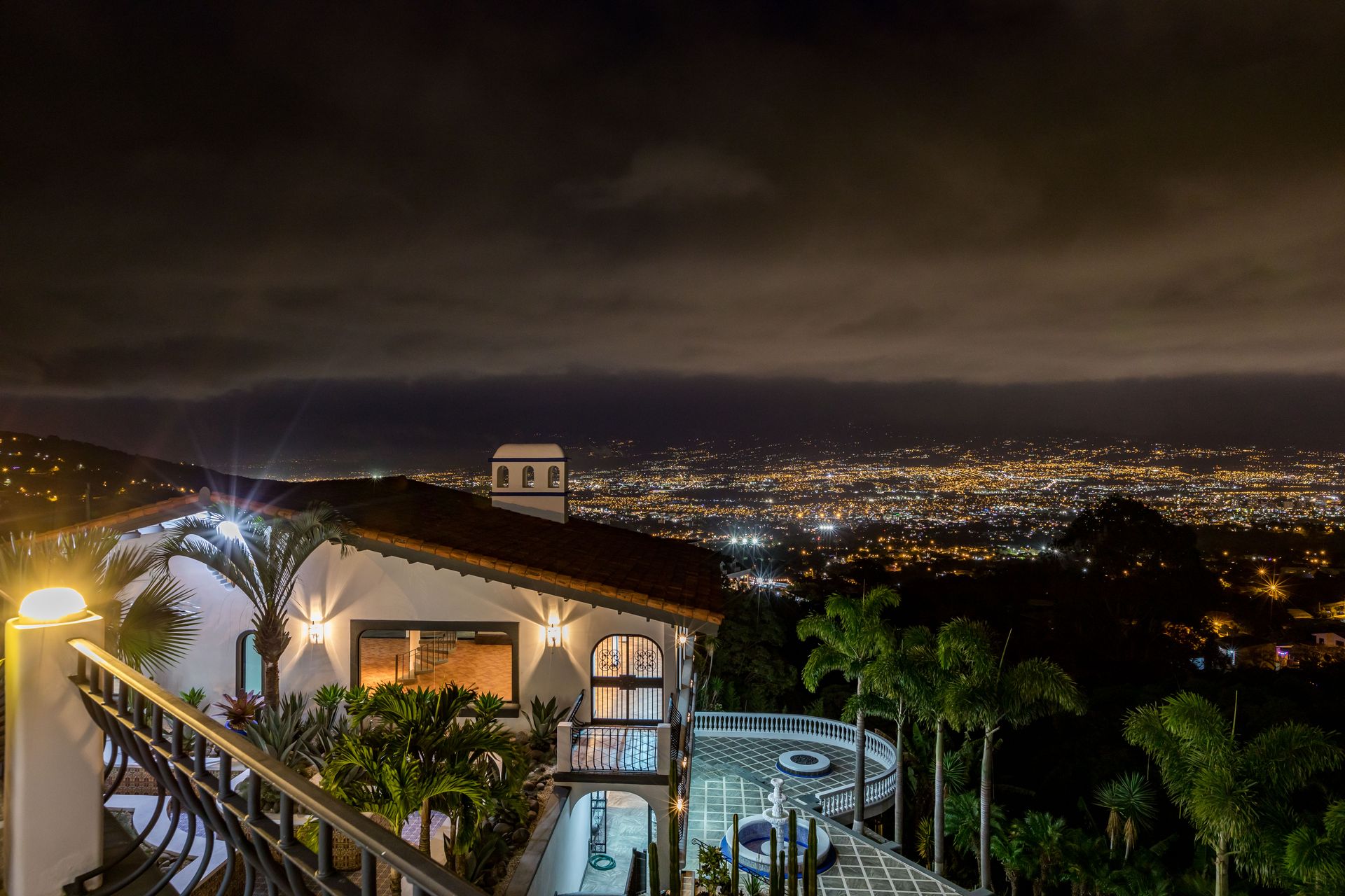 San Antonio, Escazú, Costa Rica: Mansion with tennis court, pool, and jacuzzi – prime investment opportunity.