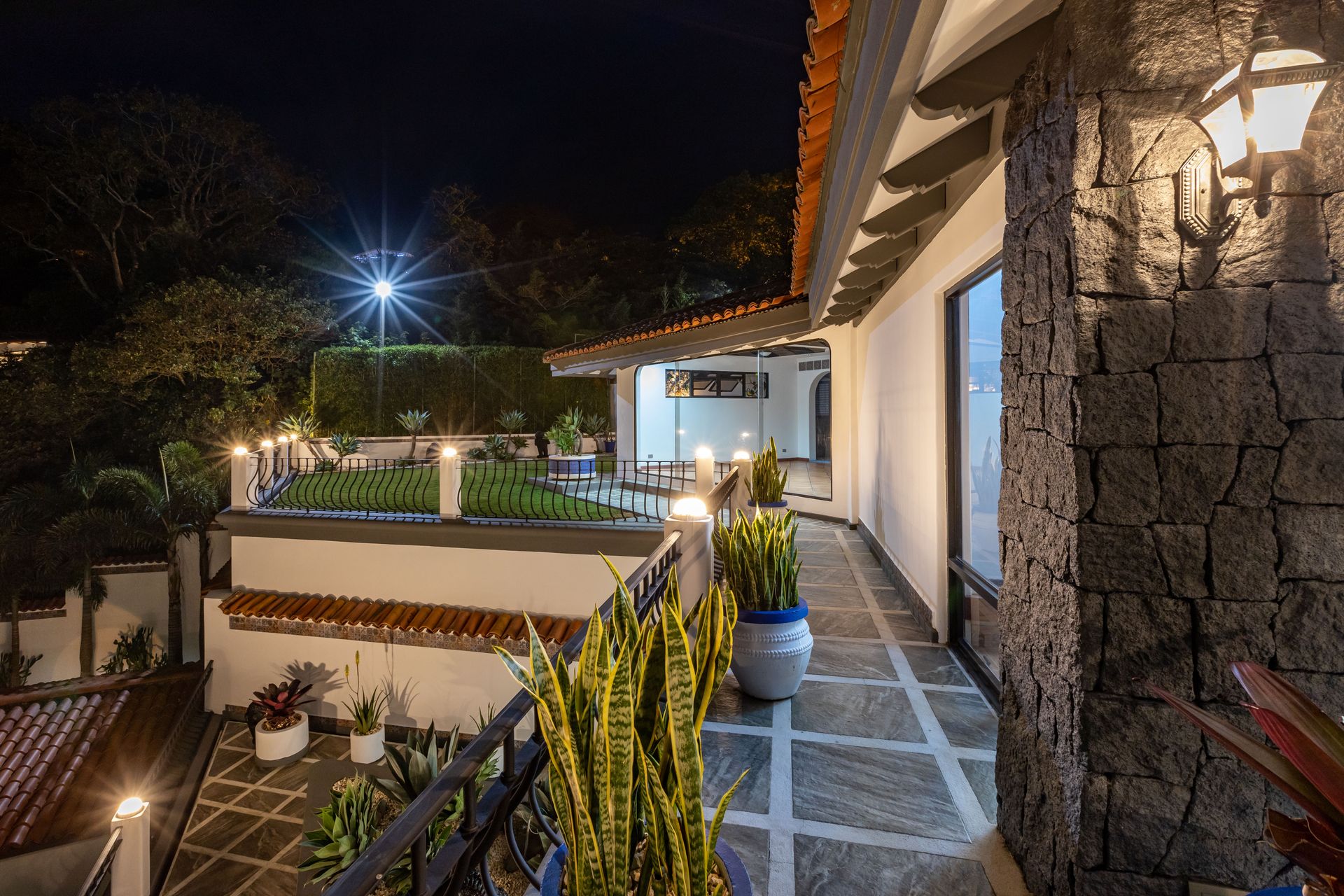 San Antonio, Escazú, Costa Rica: Mansion with tennis court, pool, and jacuzzi – prime investment opportunity.