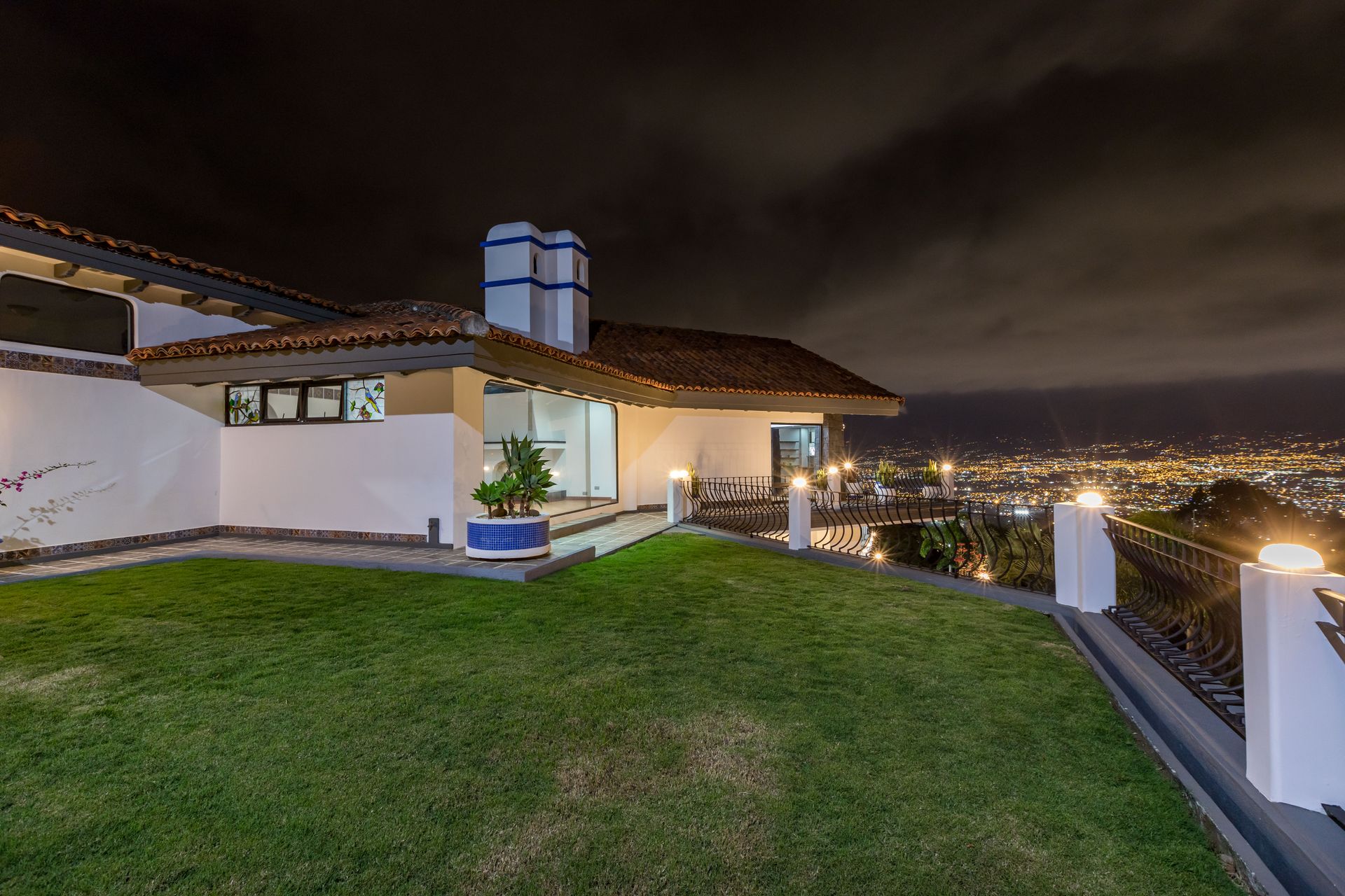 San Antonio, Escazú, Costa Rica: Mansion with tennis court, pool, and jacuzzi – prime investment opportunity.