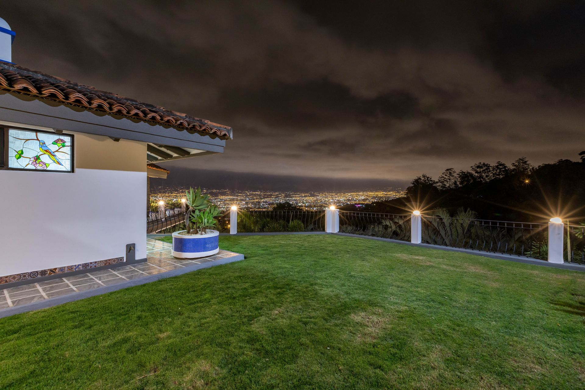 San Antonio, Escazú, Costa Rica: Mansion with tennis court, pool, and jacuzzi – prime investment opportunity.