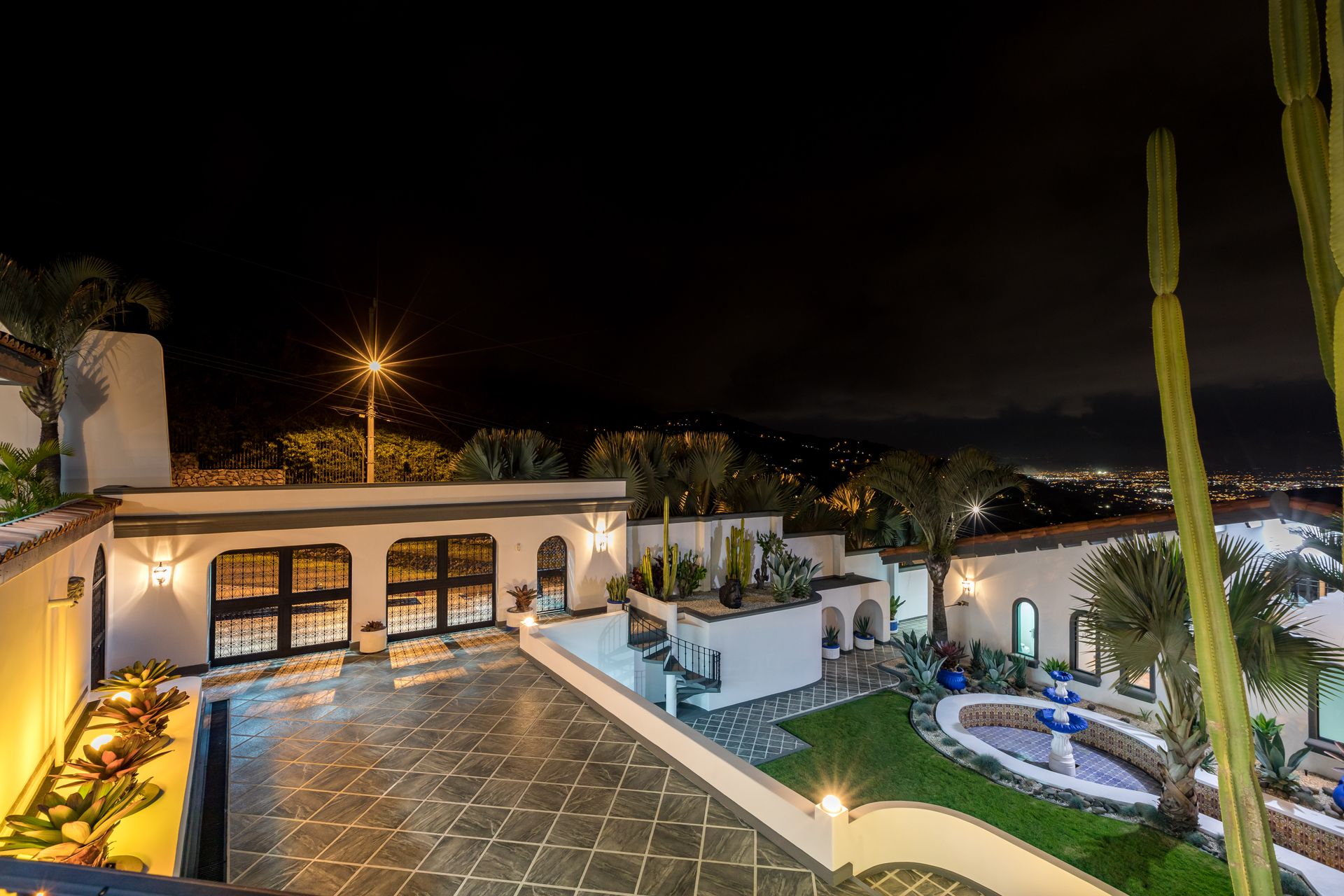 San Antonio, Escazú, Costa Rica: Mansion with tennis court, pool, and jacuzzi – prime investment opportunity.