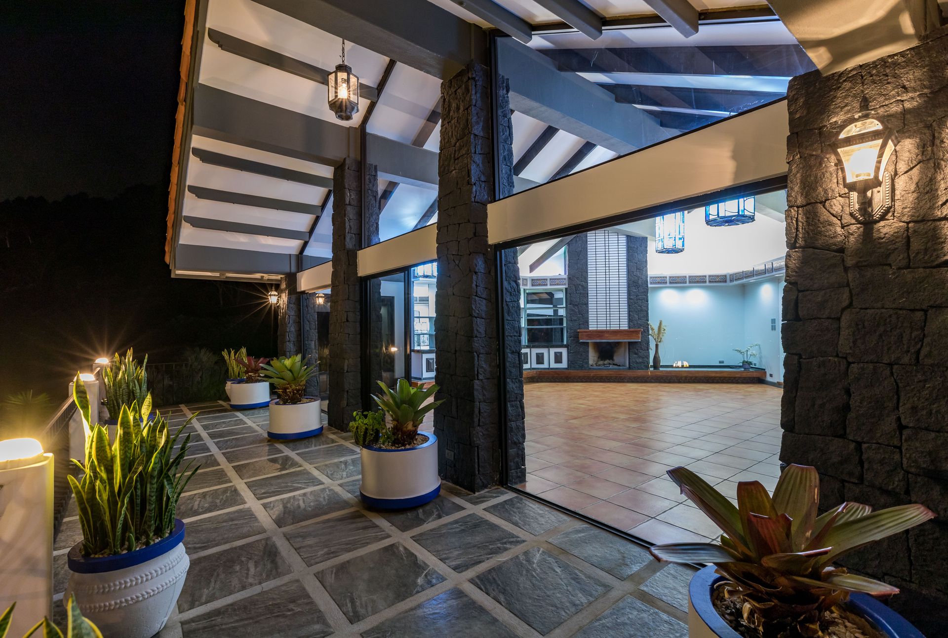 San Antonio, Escazú, Costa Rica: Mansion with tennis court, pool, and jacuzzi – prime investment opportunity.