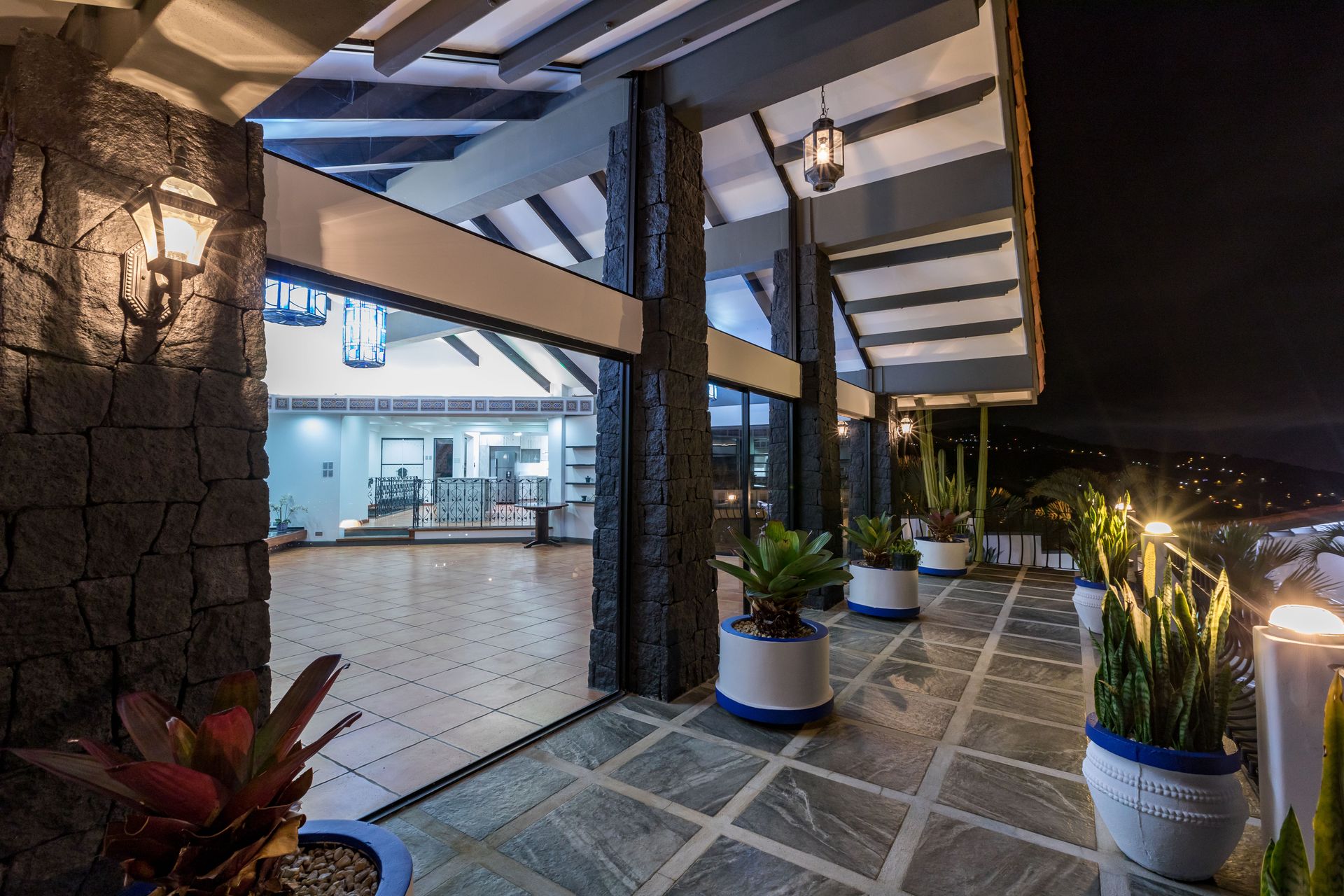 San Antonio, Escazú, Costa Rica: Mansion with tennis court, pool, and jacuzzi – prime investment opportunity.