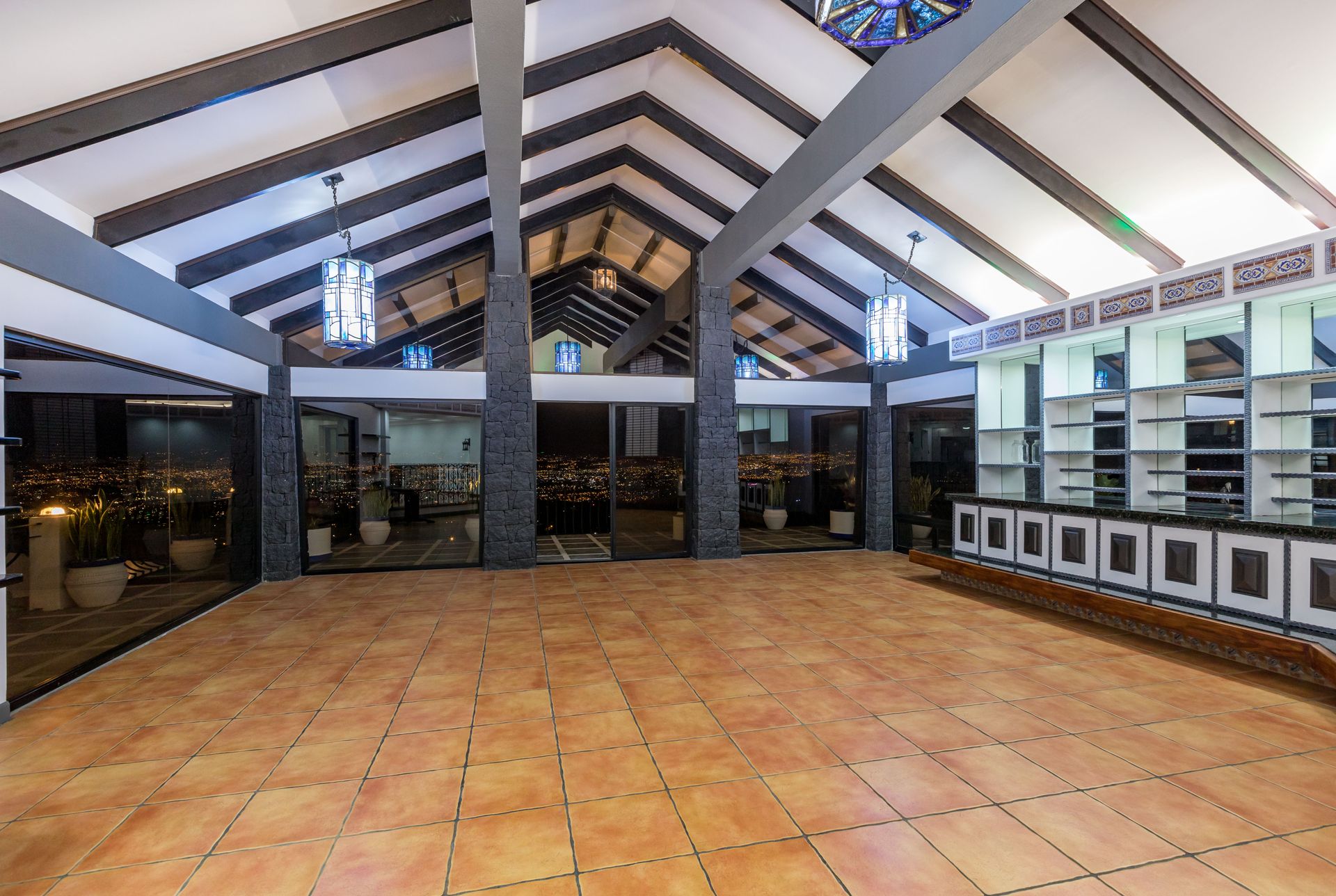 San Antonio, Escazú, Costa Rica: Mansion with tennis court, pool, and jacuzzi – prime investment opportunity.