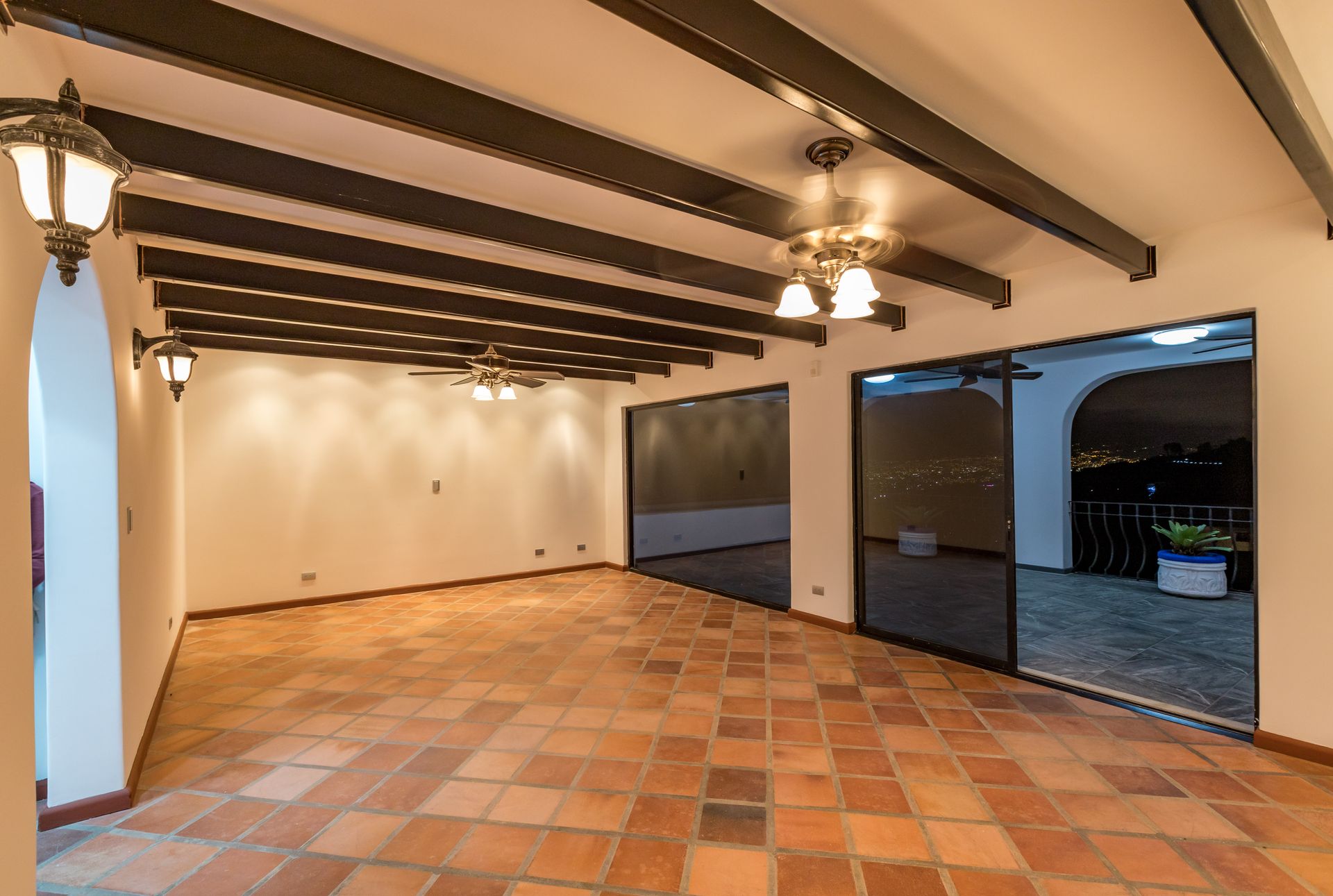 San Antonio, Escazú, Costa Rica: Mansion with tennis court, pool, and jacuzzi – prime investment opportunity.