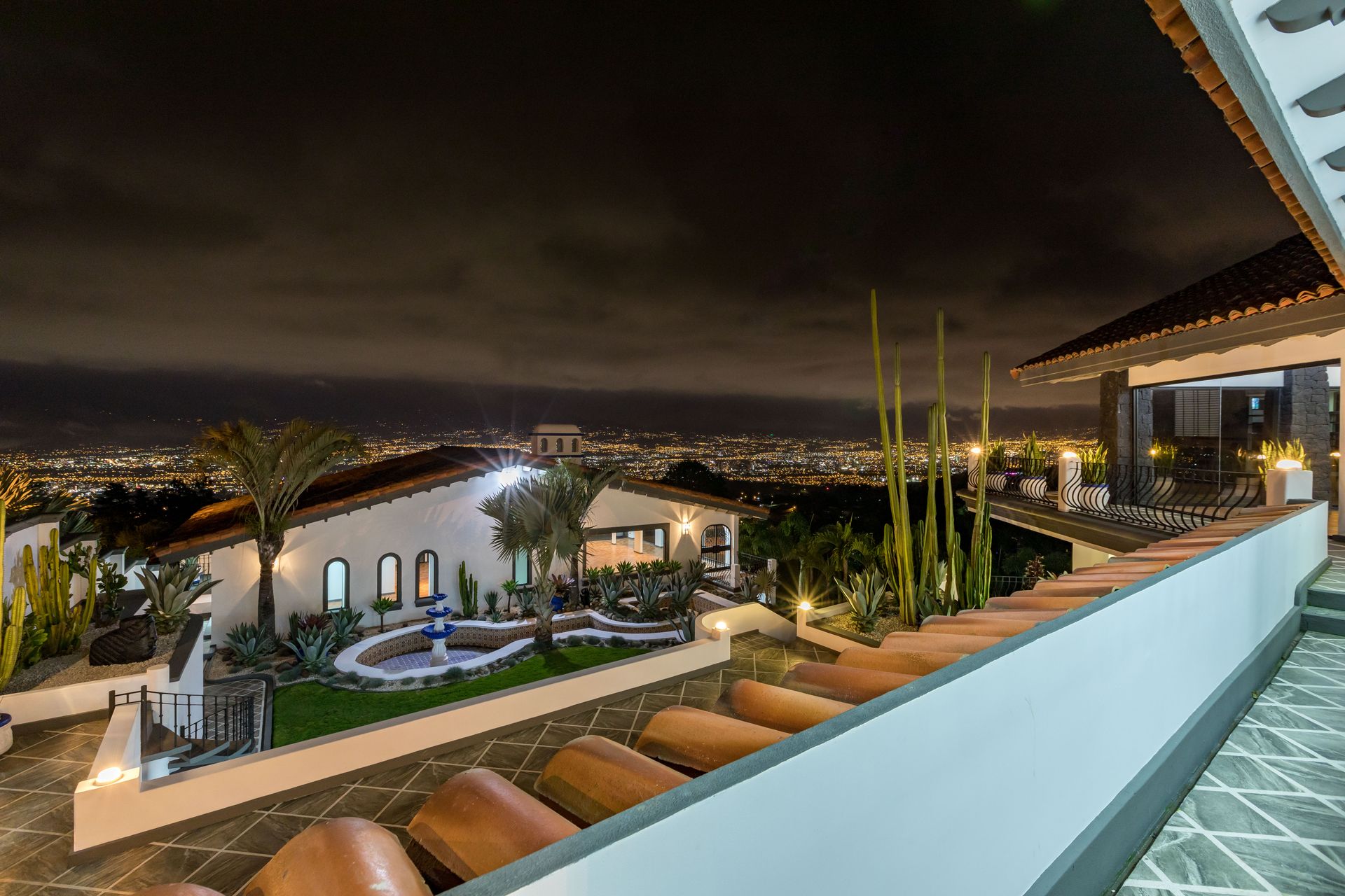 San Antonio, Escazú, Costa Rica: Mansion with tennis court, pool, and jacuzzi – prime investment opportunity.