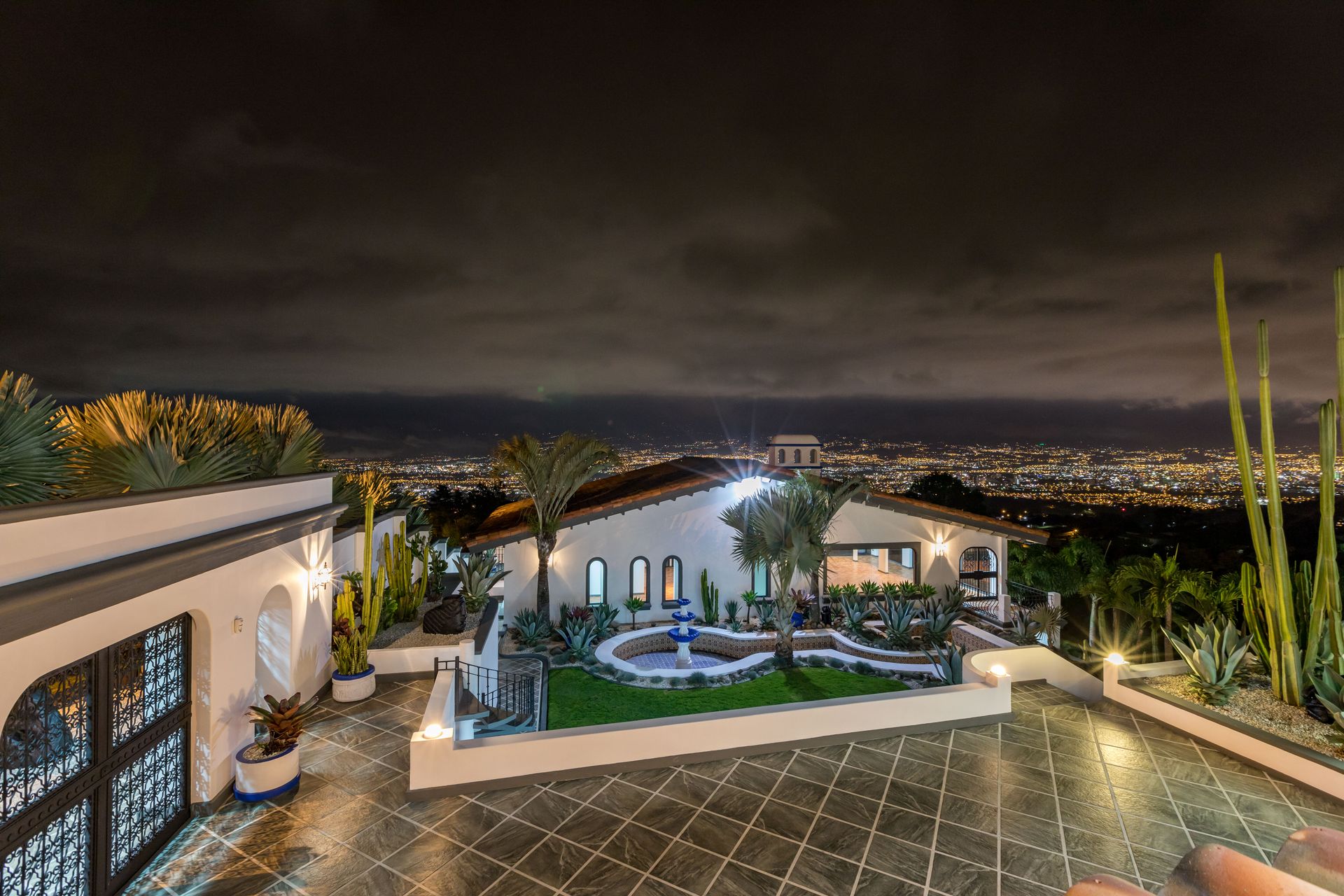 San Antonio, Escazú, Costa Rica: Mansion with tennis court, pool, and jacuzzi – prime investment opportunity.