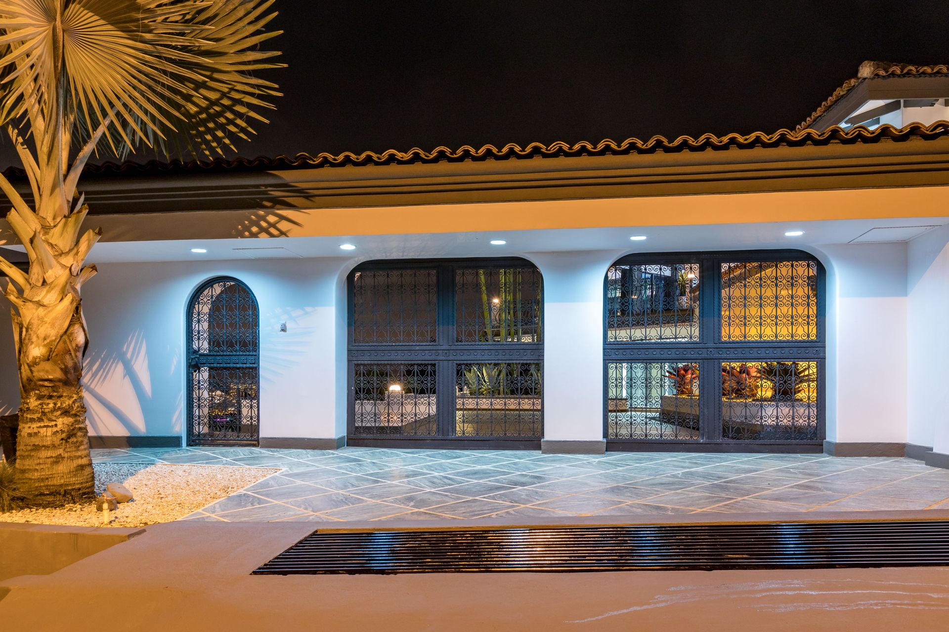 San Antonio, Escazú, Costa Rica: Mansion with tennis court, pool, and jacuzzi – prime investment opportunity.