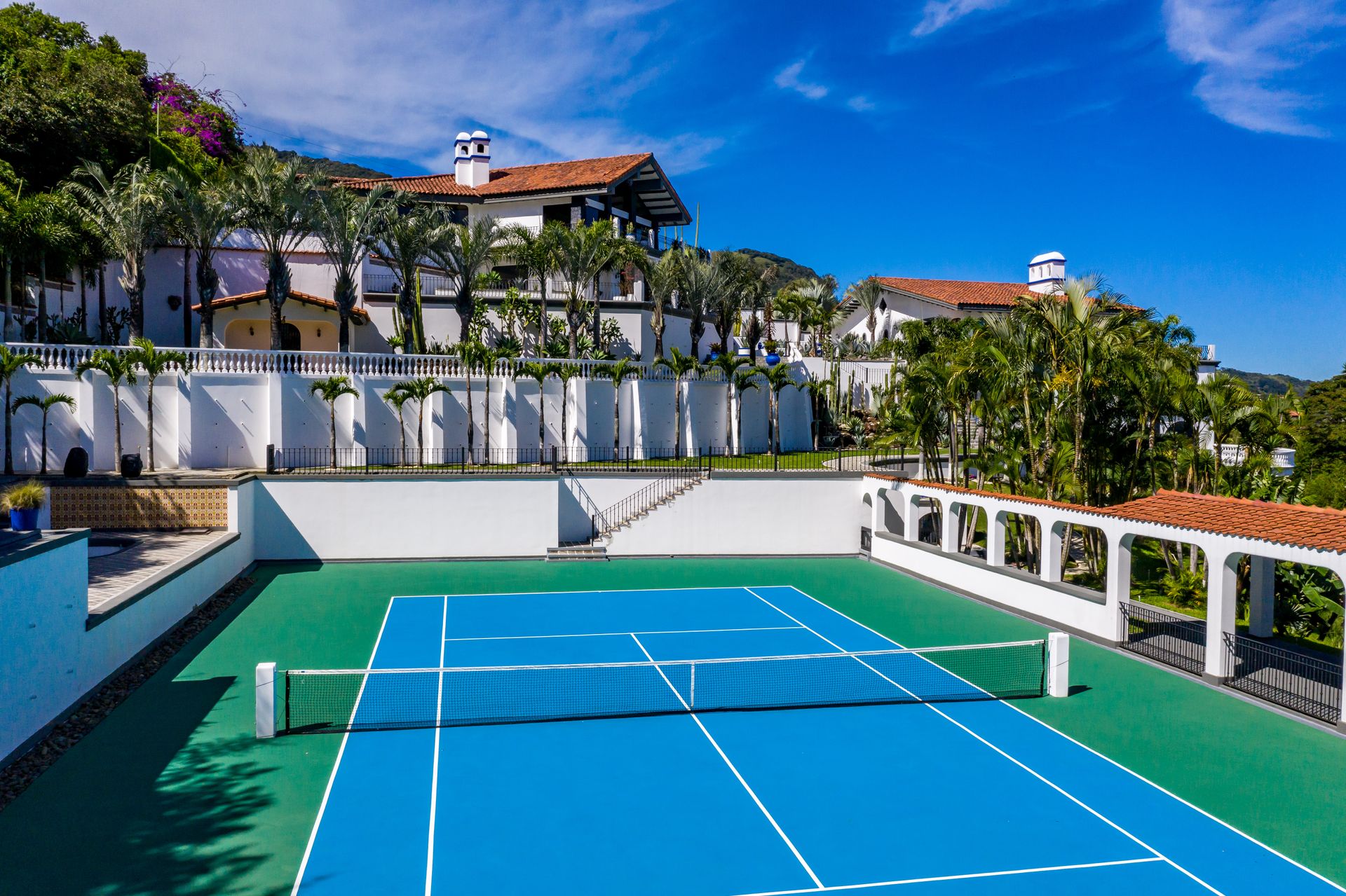 San Antonio, Escazú, Costa Rica: Mansion with tennis court, pool, and jacuzzi – prime investment opportunity.