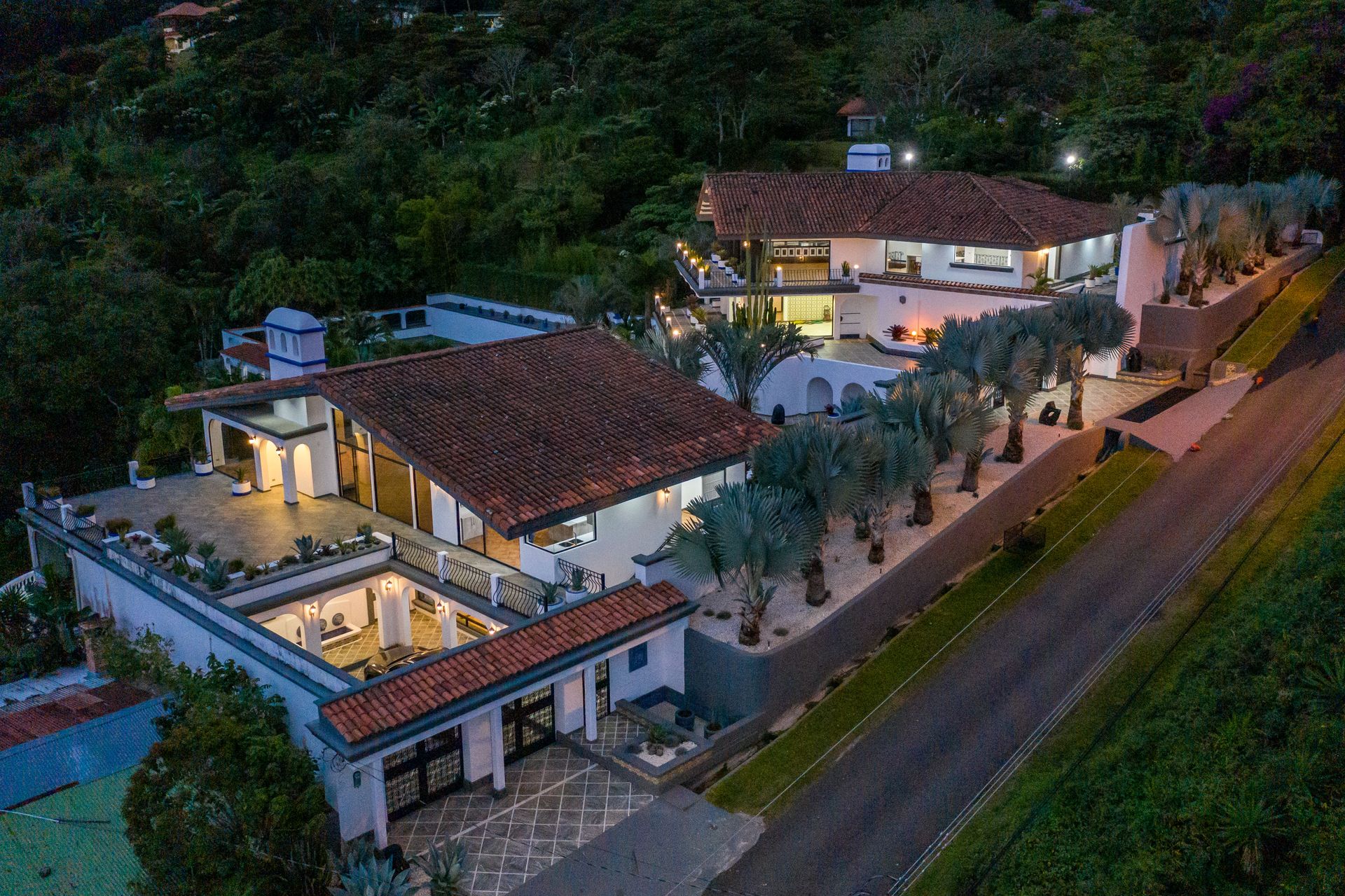 San Antonio, Escazú, Costa Rica: Mansion with tennis court, pool, and jacuzzi – prime investment opportunity.