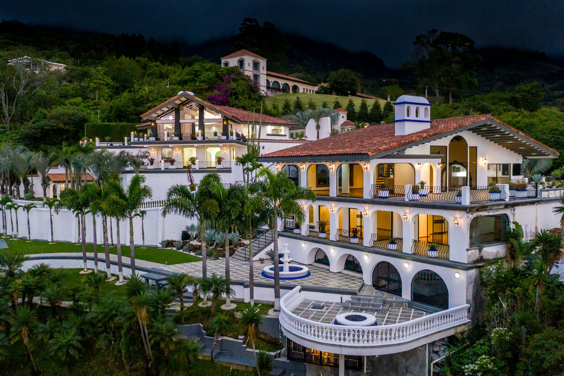 San Antonio, Escazú, Costa Rica: Mansion with tennis court, pool, and jacuzzi – prime investment opportunity.