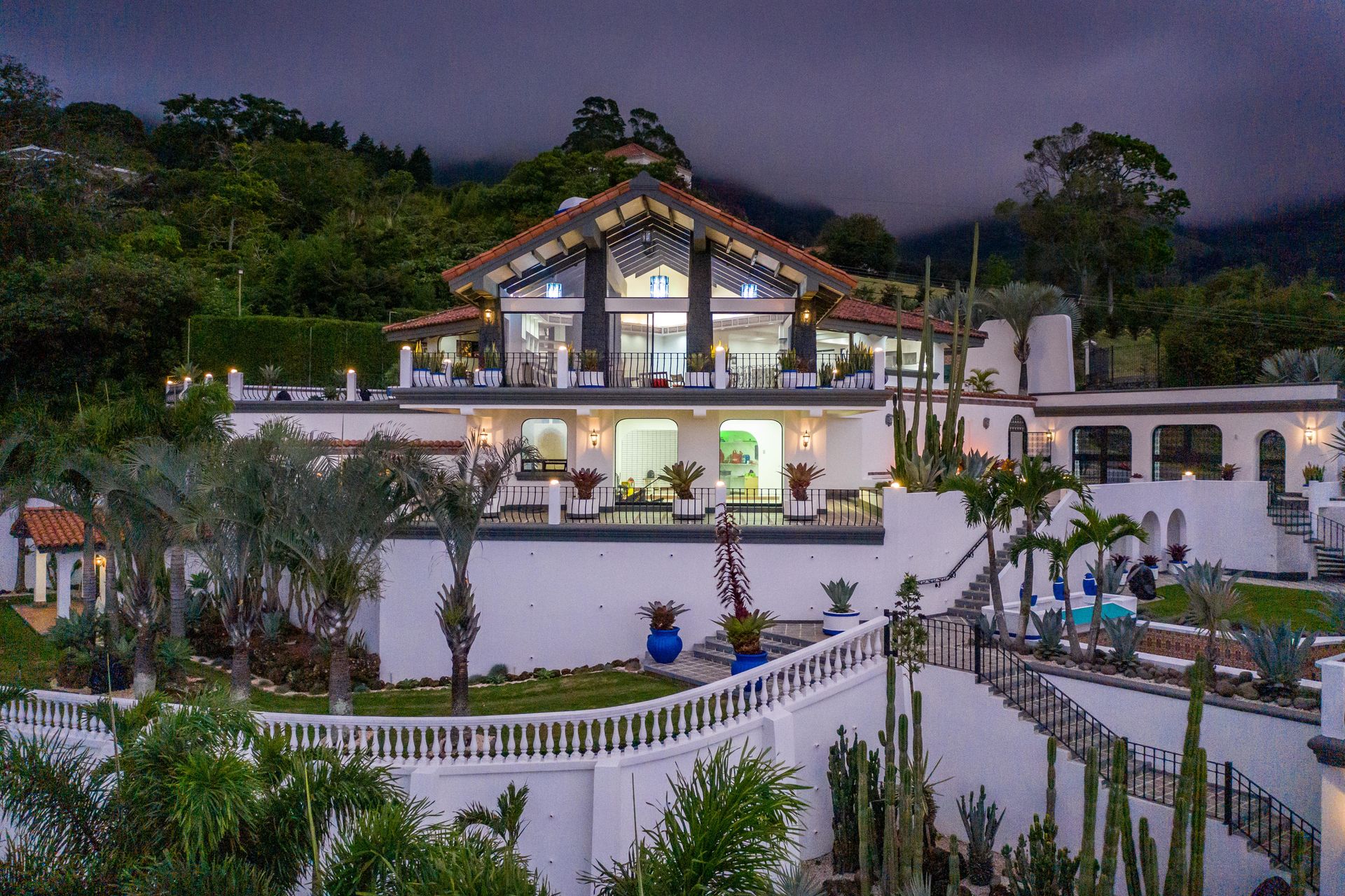 San Antonio, Escazú, Costa Rica: Mansion with tennis court, pool, and jacuzzi – prime investment opportunity.