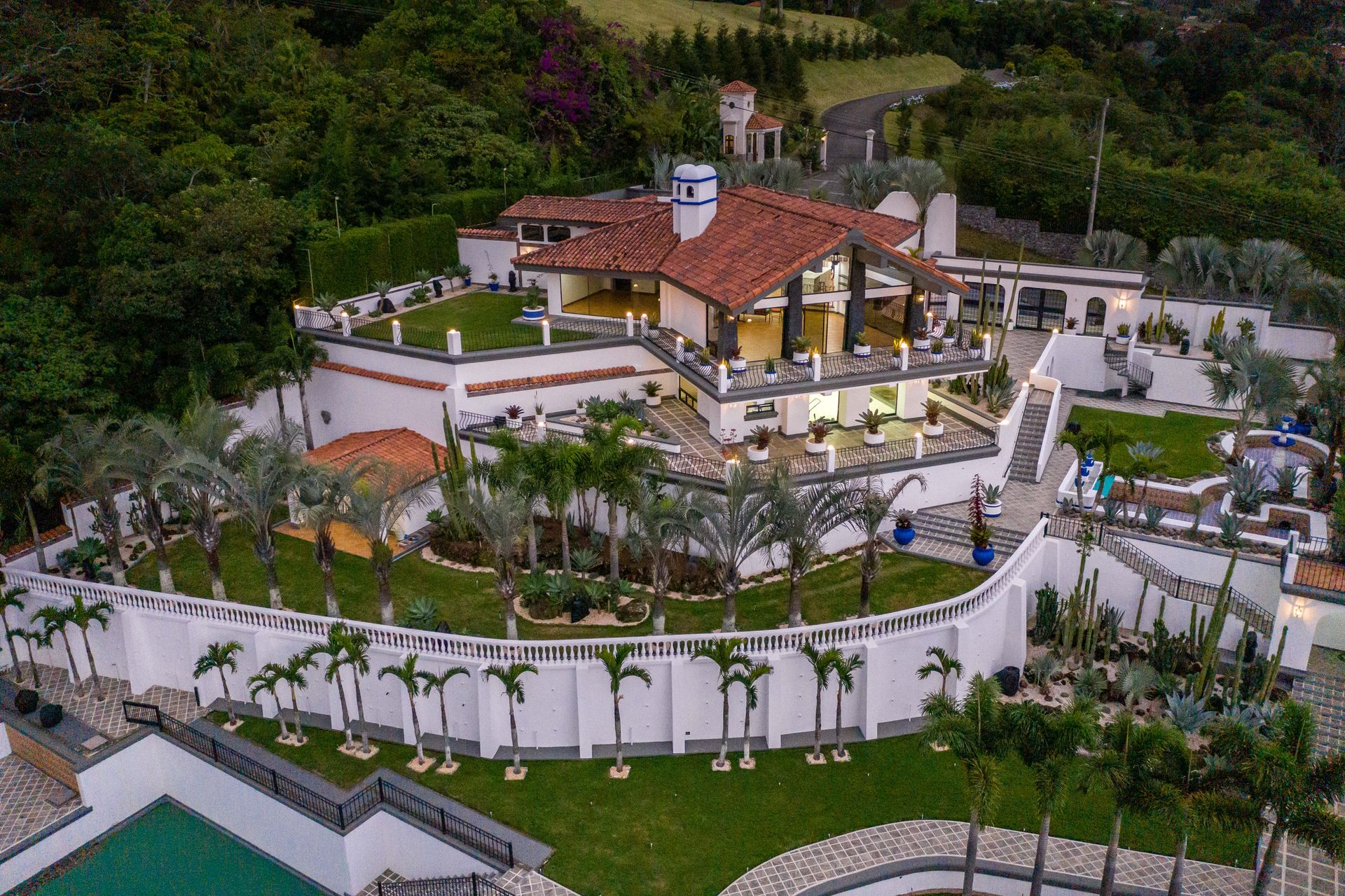 San Antonio, Escazú, Costa Rica: Mansion with tennis court, pool, and jacuzzi – prime investment opportunity.