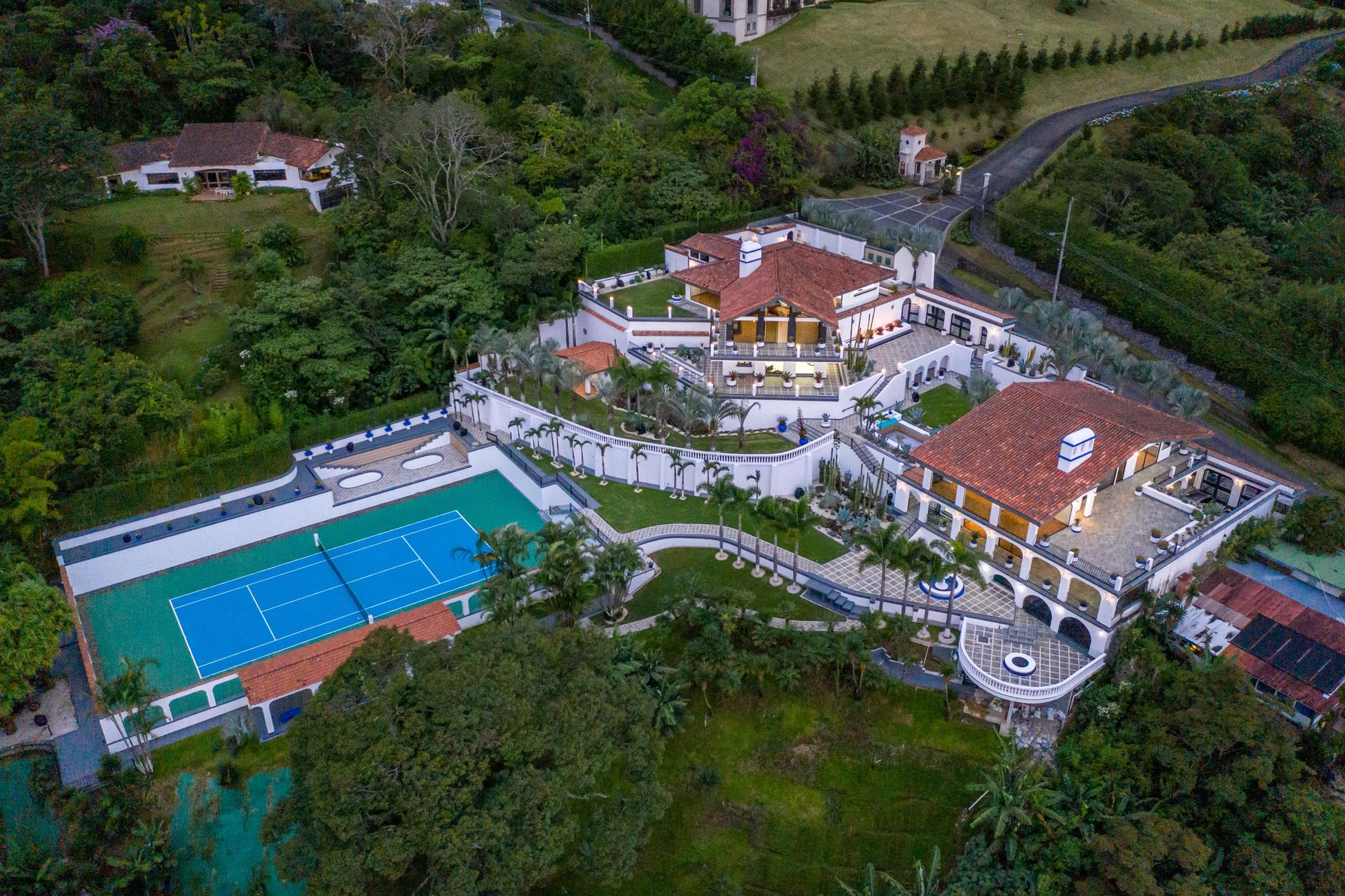 San Antonio, Escazú, Costa Rica: Mansion with tennis court, pool, and jacuzzi – prime investment opportunity.