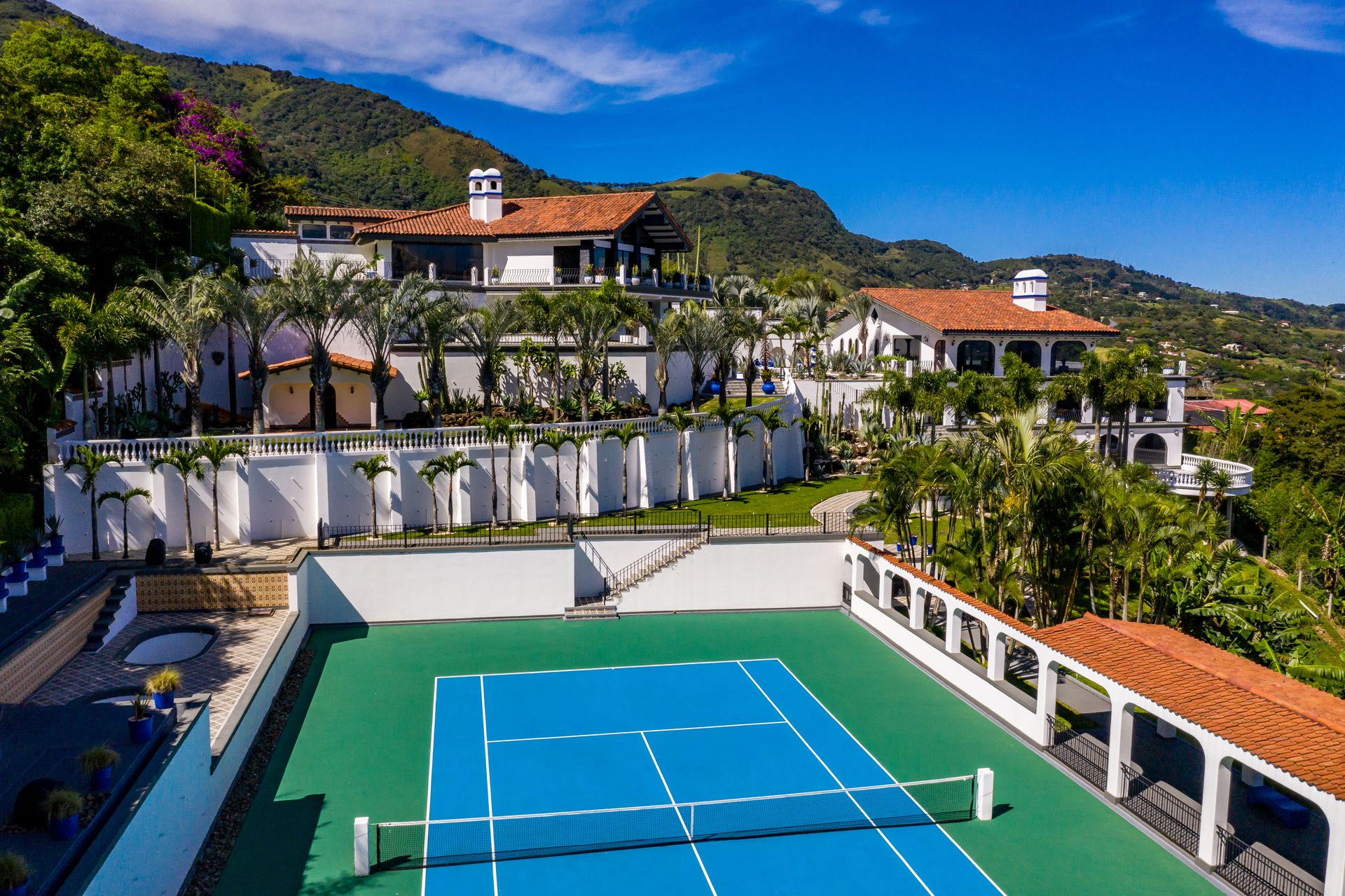 San Antonio, Escazú, Costa Rica: Mansion with tennis court, pool, and jacuzzi – prime investment opportunity.