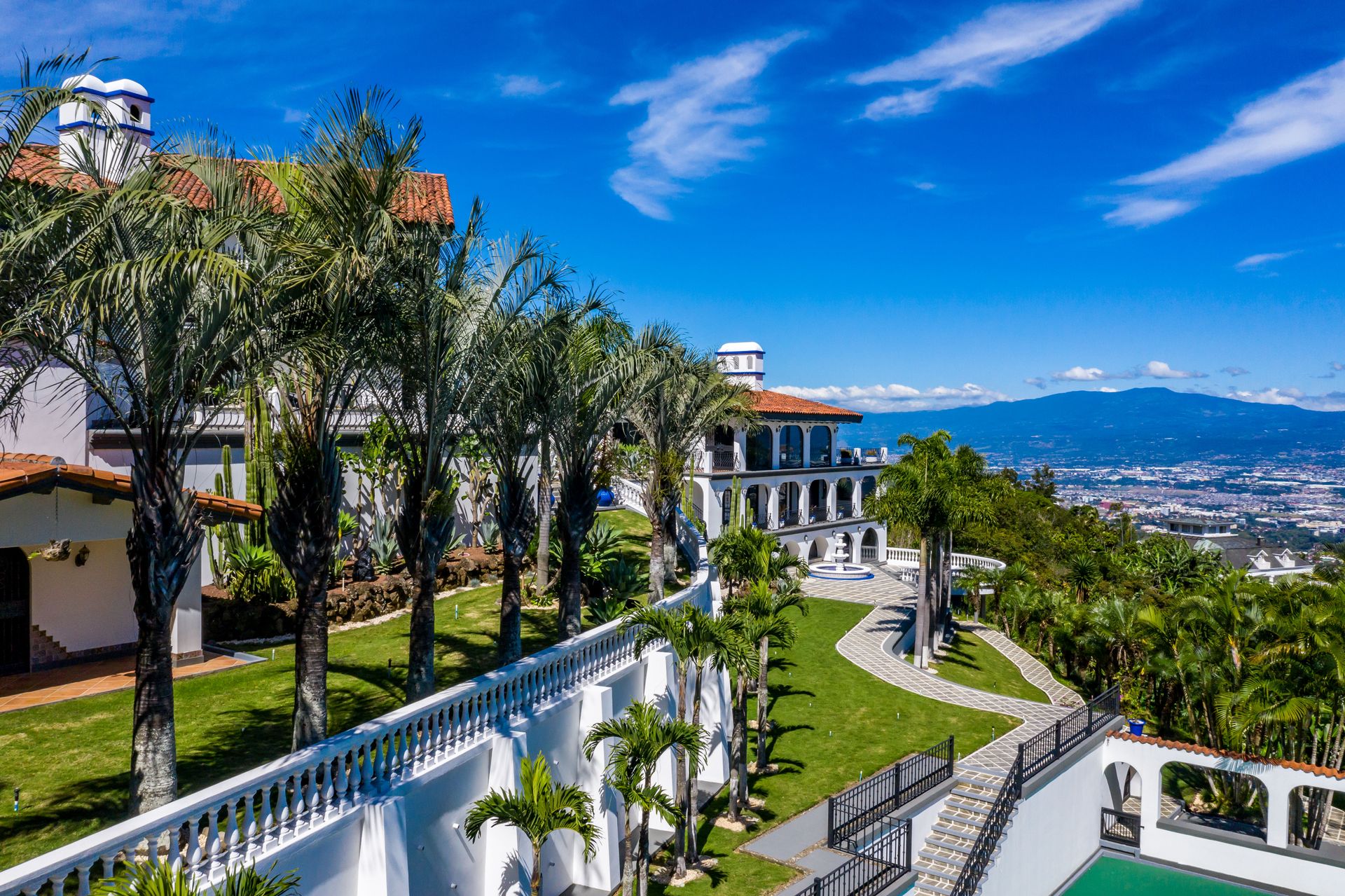 San Antonio, Escazú, Costa Rica: Mansion with tennis court, pool, and jacuzzi – prime investment opportunity.