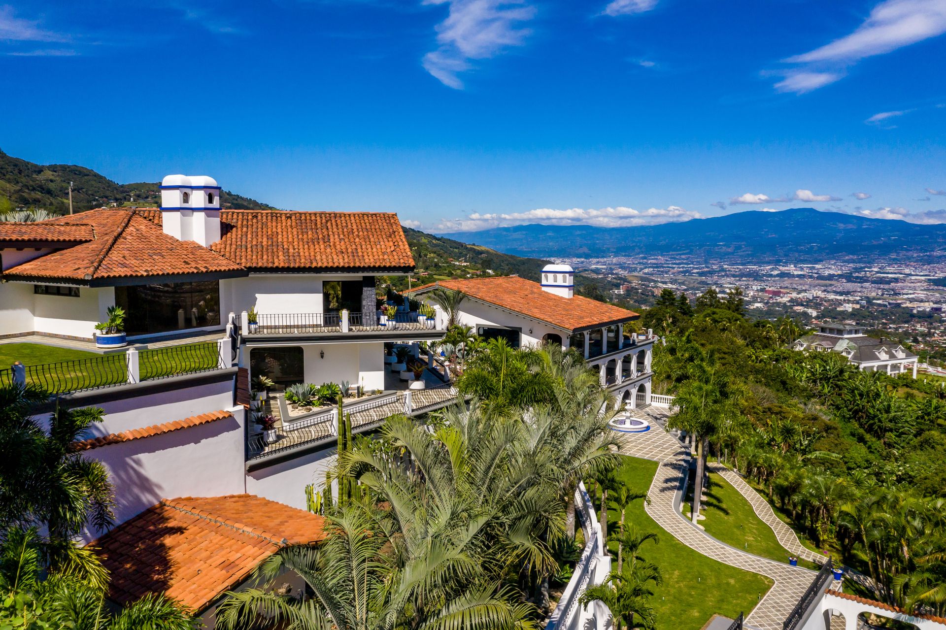 San Antonio, Escazú, Costa Rica: Mansion with tennis court, pool, and jacuzzi – prime investment opportunity.