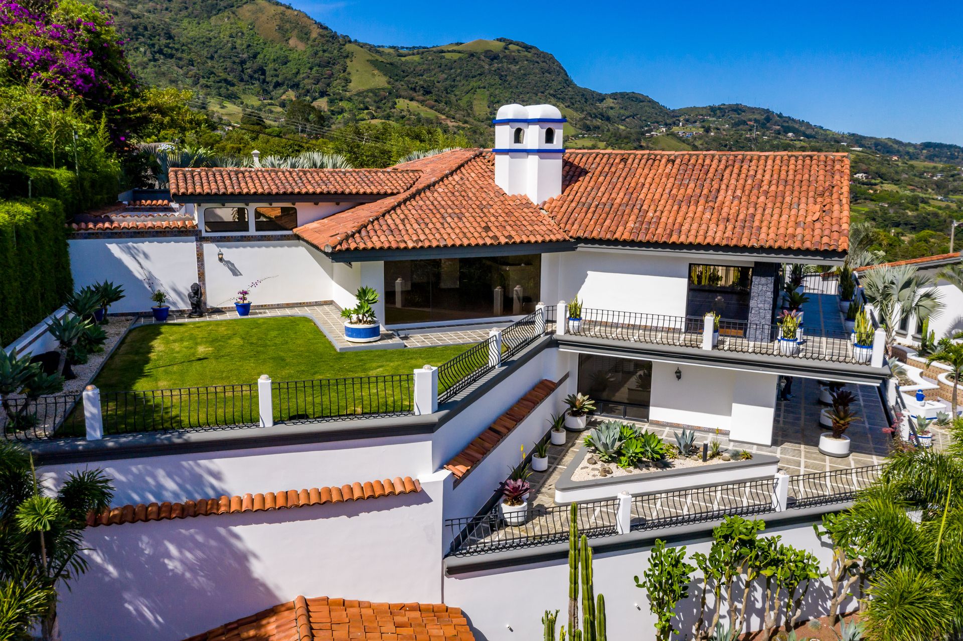 San Antonio, Escazú, Costa Rica: Mansion with tennis court, pool, and jacuzzi – prime investment opportunity.