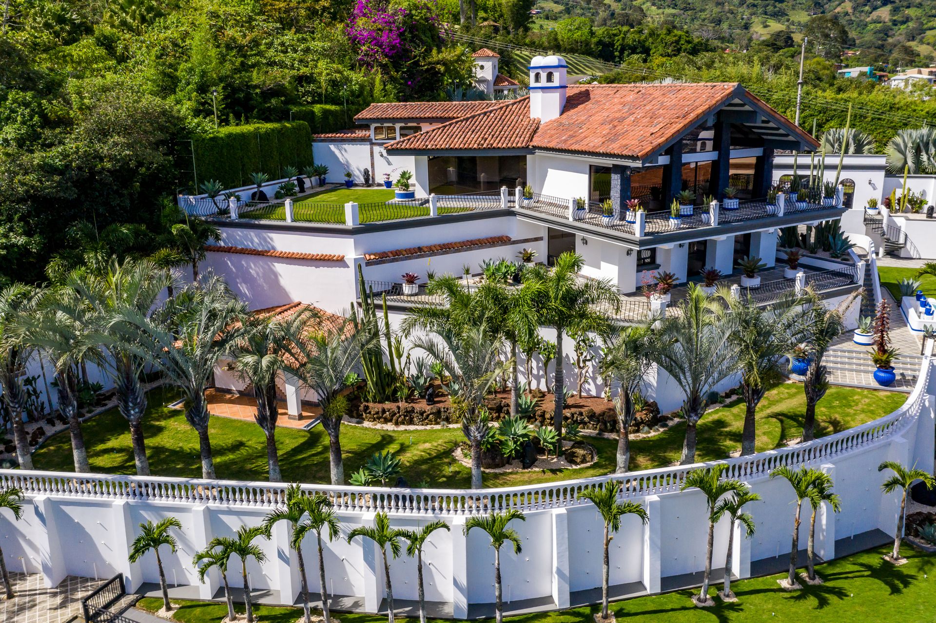 San Antonio, Escazú, Costa Rica: Mansion with tennis court, pool, and jacuzzi – prime investment opportunity.