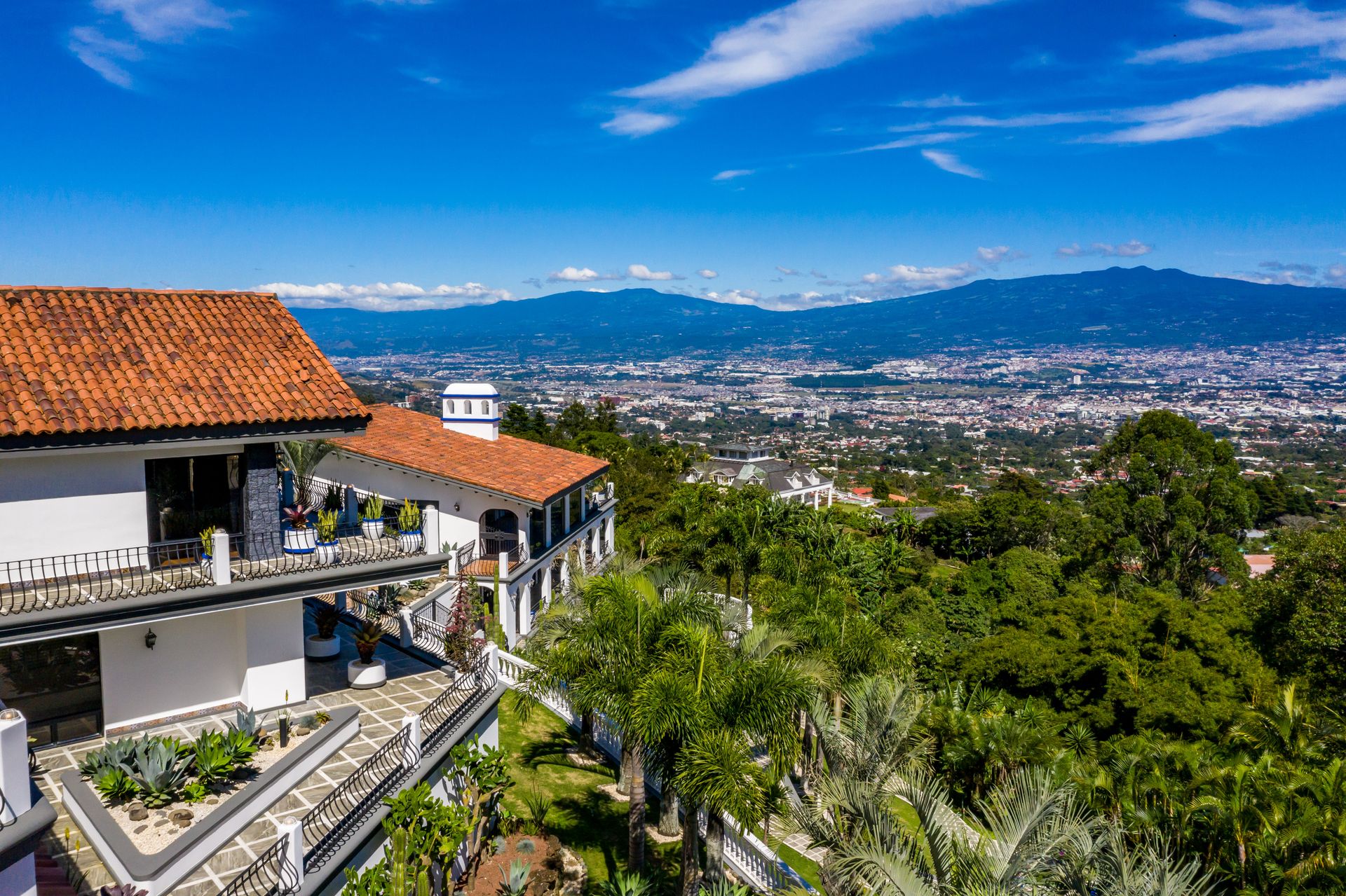 San Antonio, Escazú, Costa Rica: Mansion with tennis court, pool, and jacuzzi – prime investment opportunity.