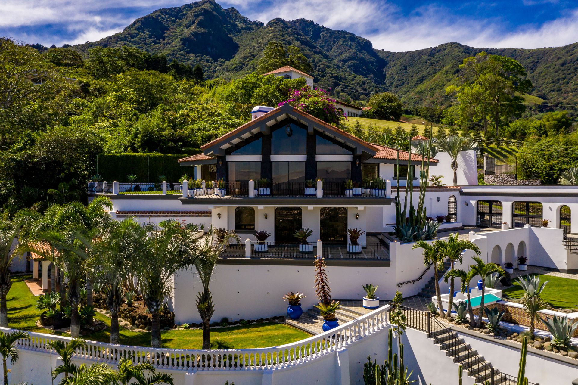 San Antonio, Escazú, Costa Rica: Mansion with tennis court, pool, and jacuzzi – prime investment opportunity.