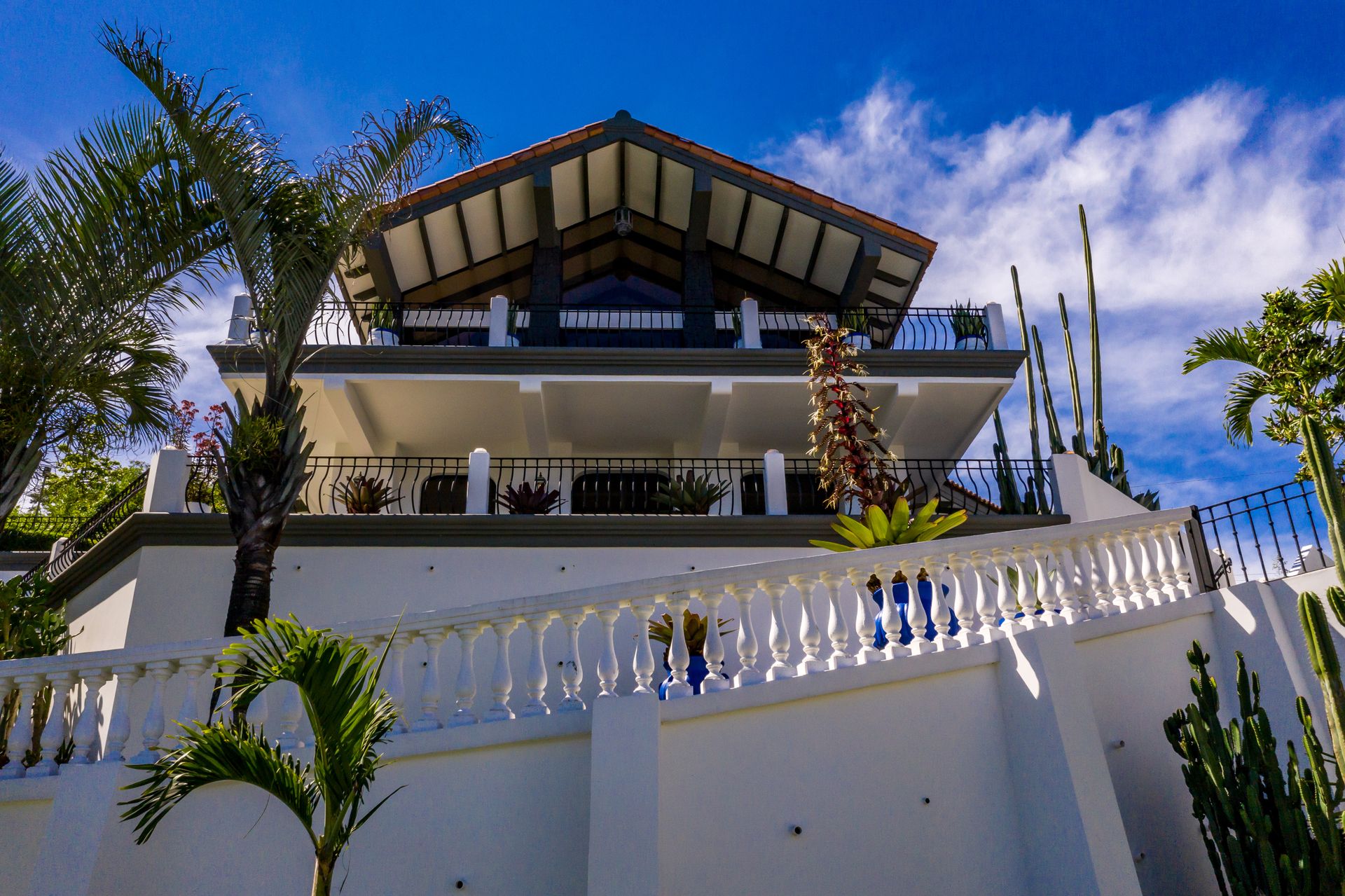 San Antonio, Escazú, Costa Rica: Mansion with tennis court, pool, and jacuzzi – prime investment opportunity.