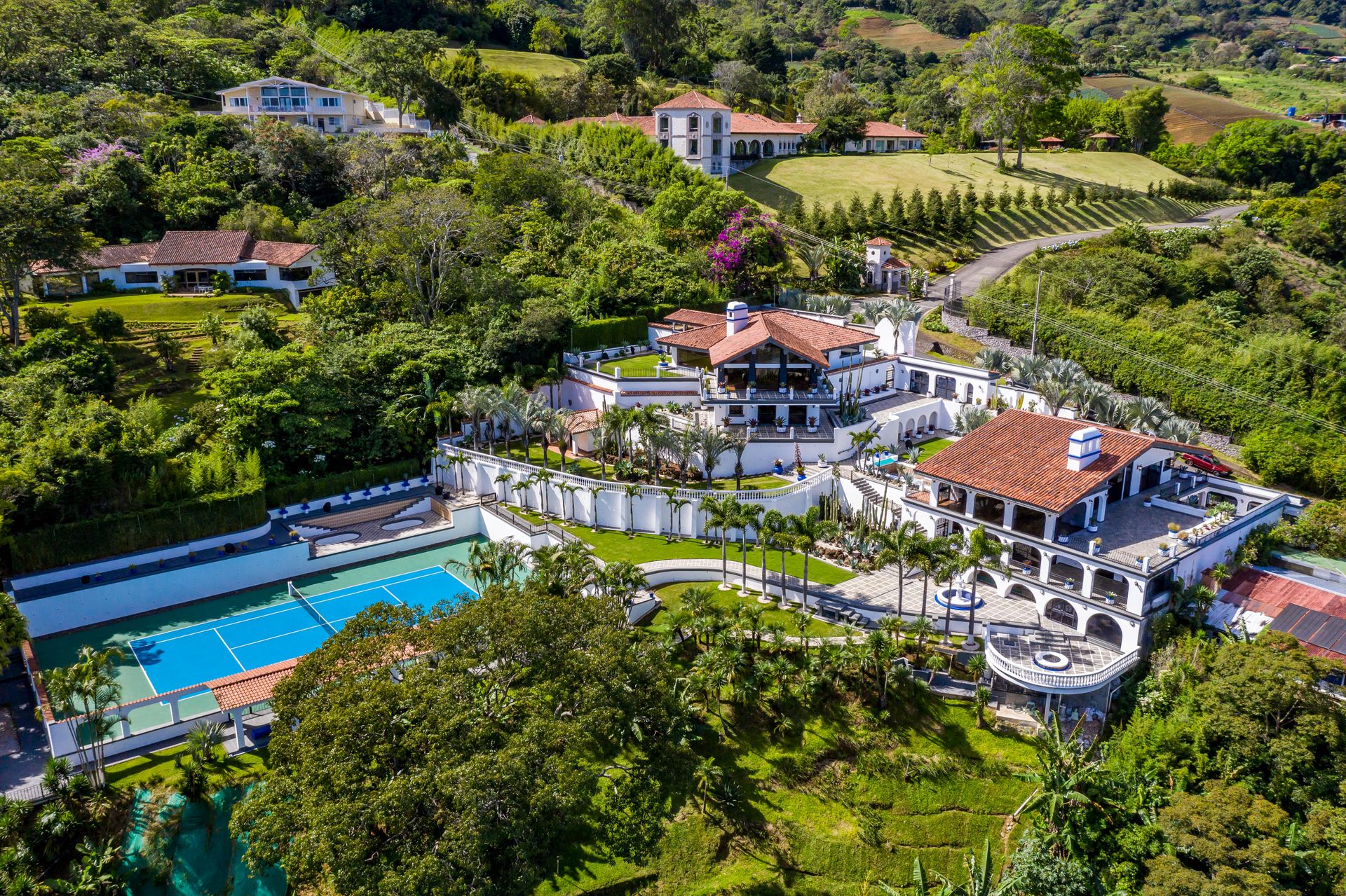 San Antonio, Escazú, Costa Rica: Mansion with tennis court, pool, and jacuzzi – prime investment opportunity.