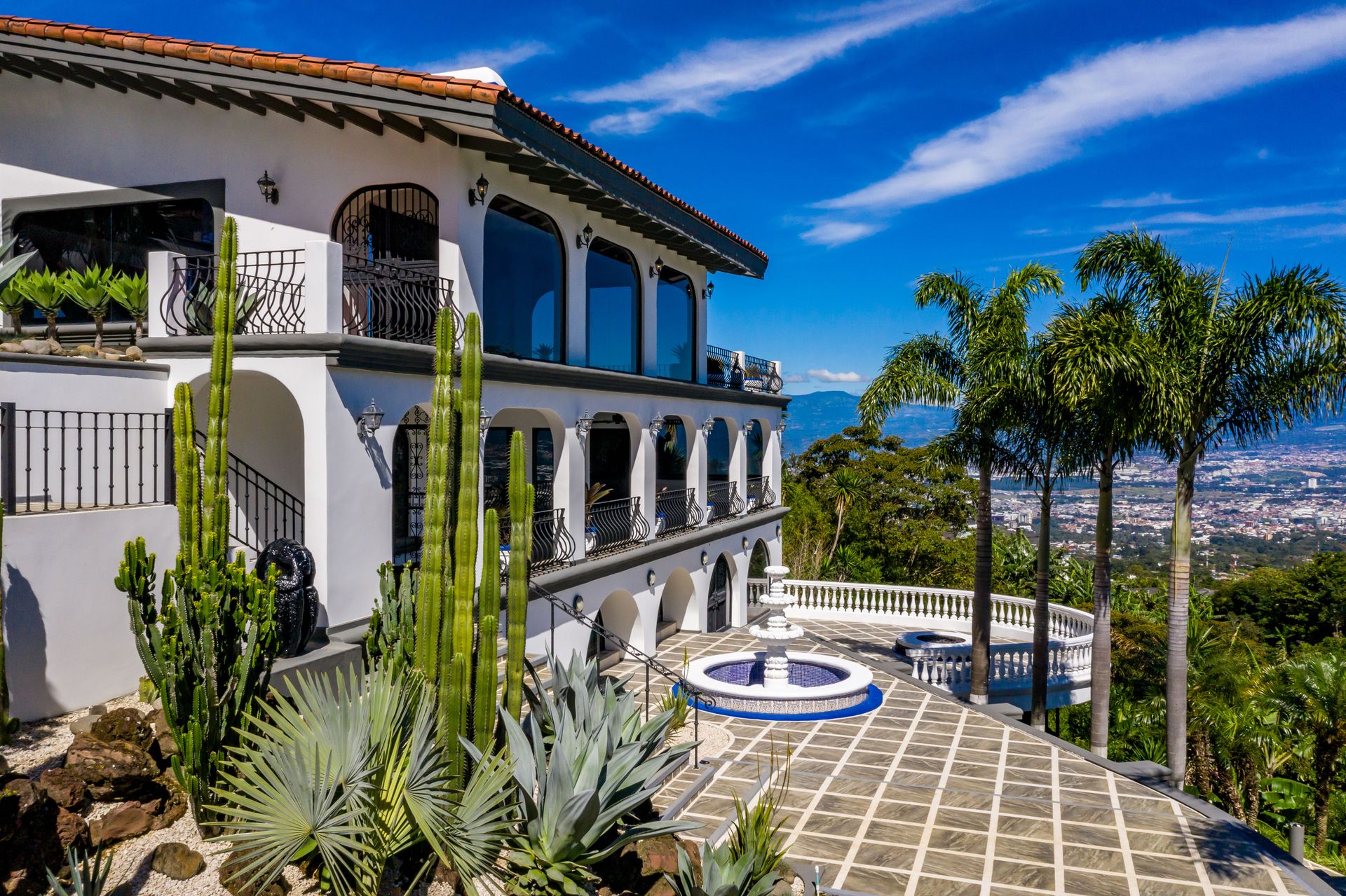 San Antonio, Escazú, Costa Rica: Mansion with tennis court, pool, and jacuzzi – prime investment opportunity.