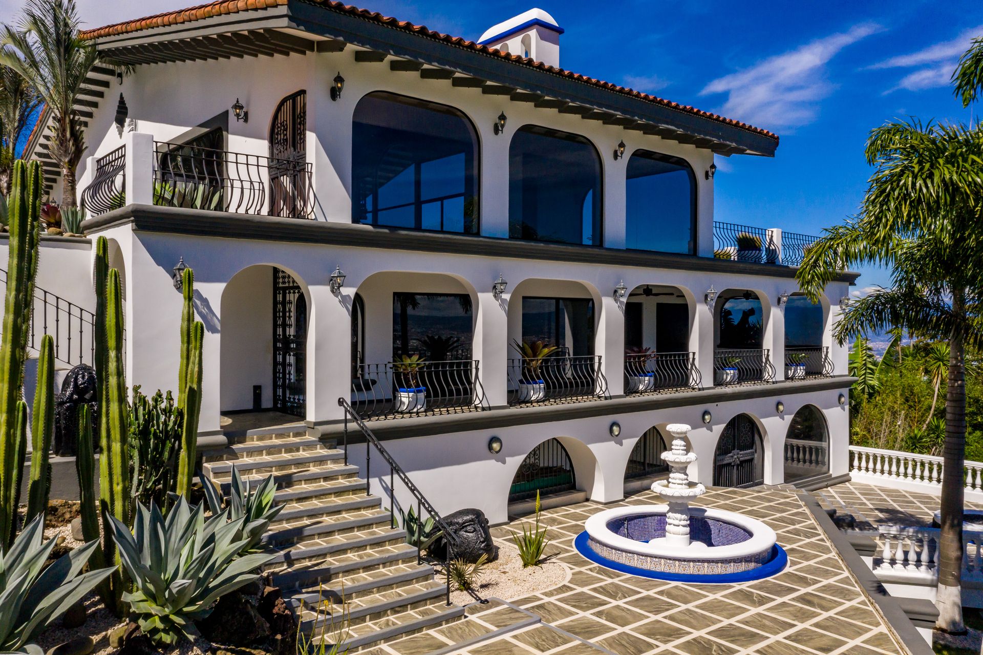 San Antonio, Escazú, Costa Rica: Mansion with tennis court, pool, and jacuzzi – prime investment opportunity.