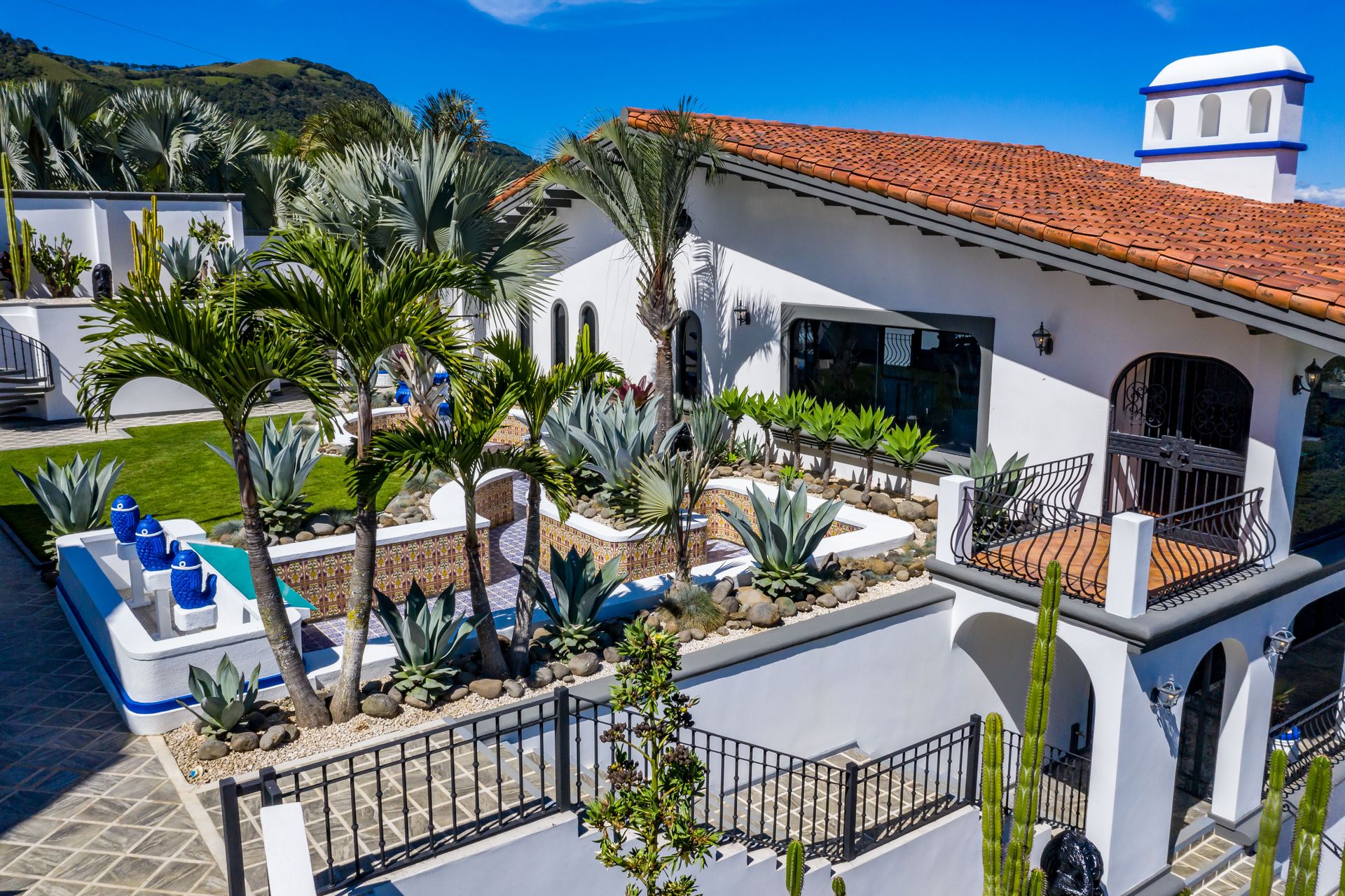 San Antonio, Escazú, Costa Rica: Mansion with tennis court, pool, and jacuzzi – prime investment opportunity.