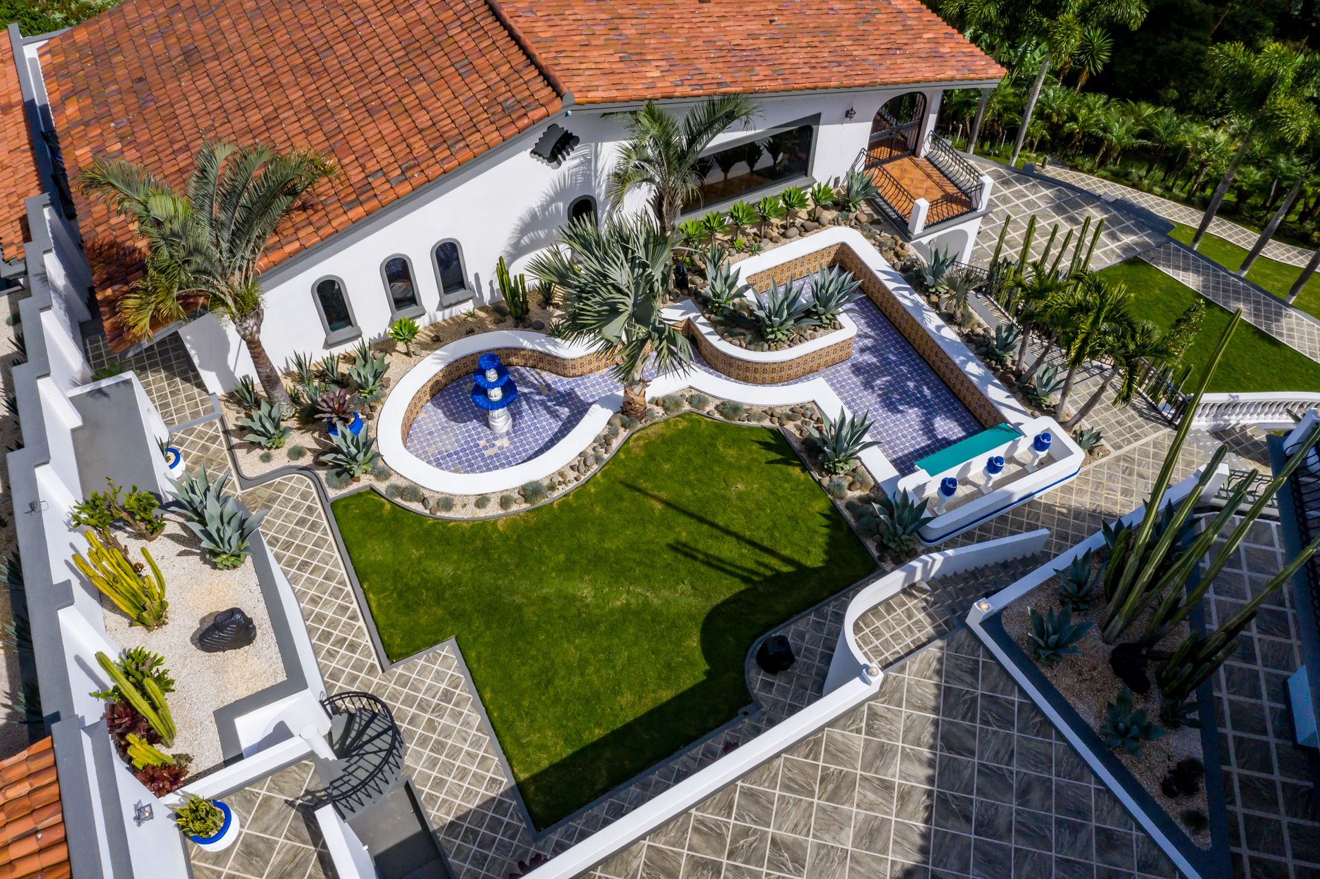 San Antonio, Escazú, Costa Rica: Mansion with tennis court, pool, and jacuzzi – prime investment opportunity.