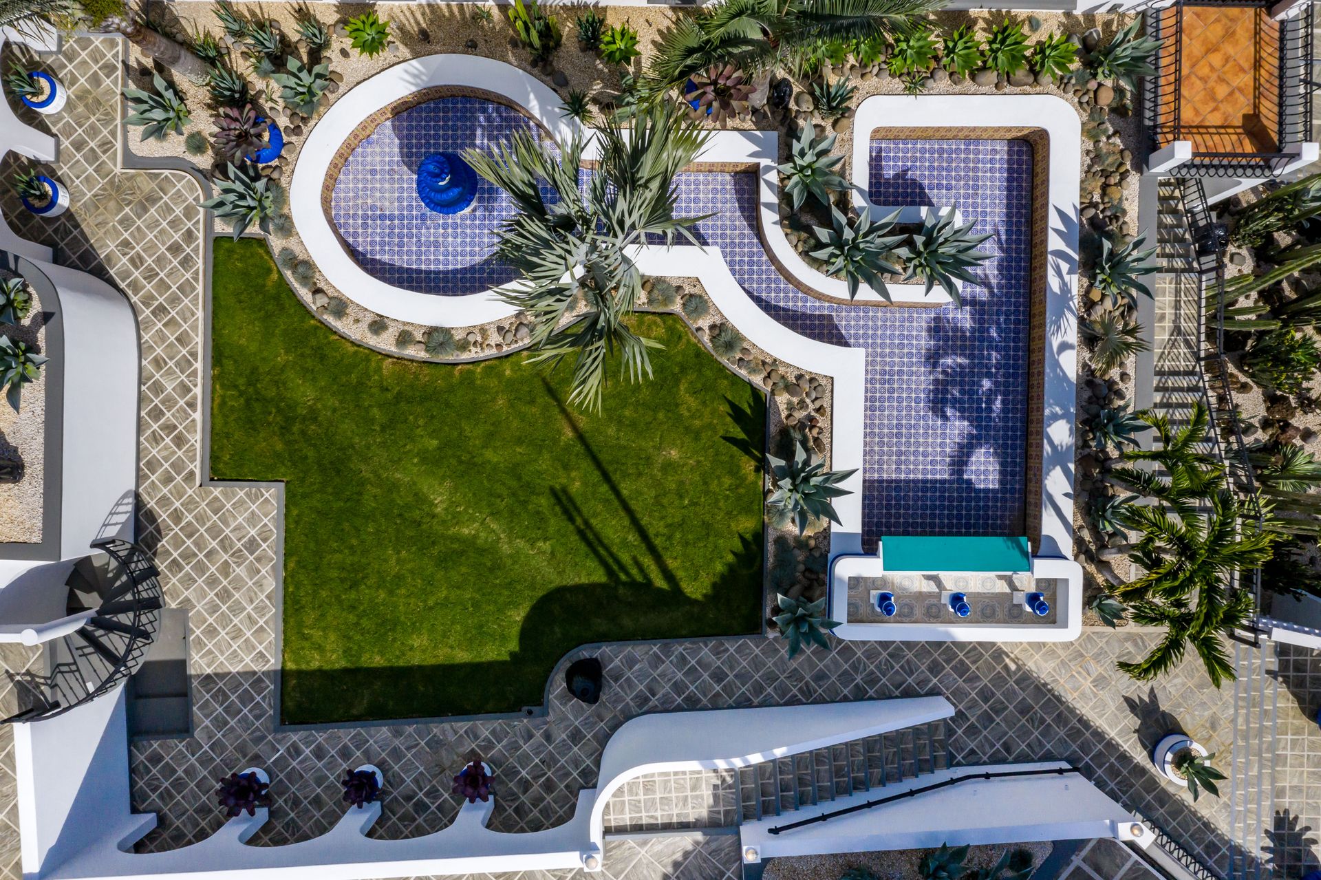 San Antonio, Escazú, Costa Rica: Mansion with tennis court, pool, and jacuzzi – prime investment opportunity.