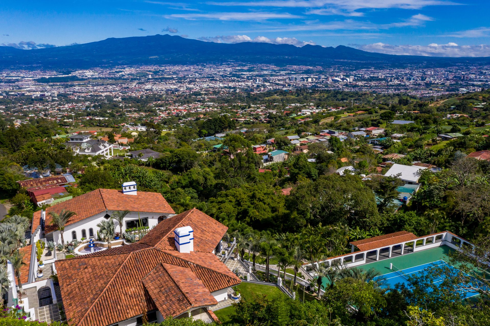San Antonio, Escazú, Costa Rica: Mansion with tennis court, pool, and jacuzzi – prime investment opportunity.
