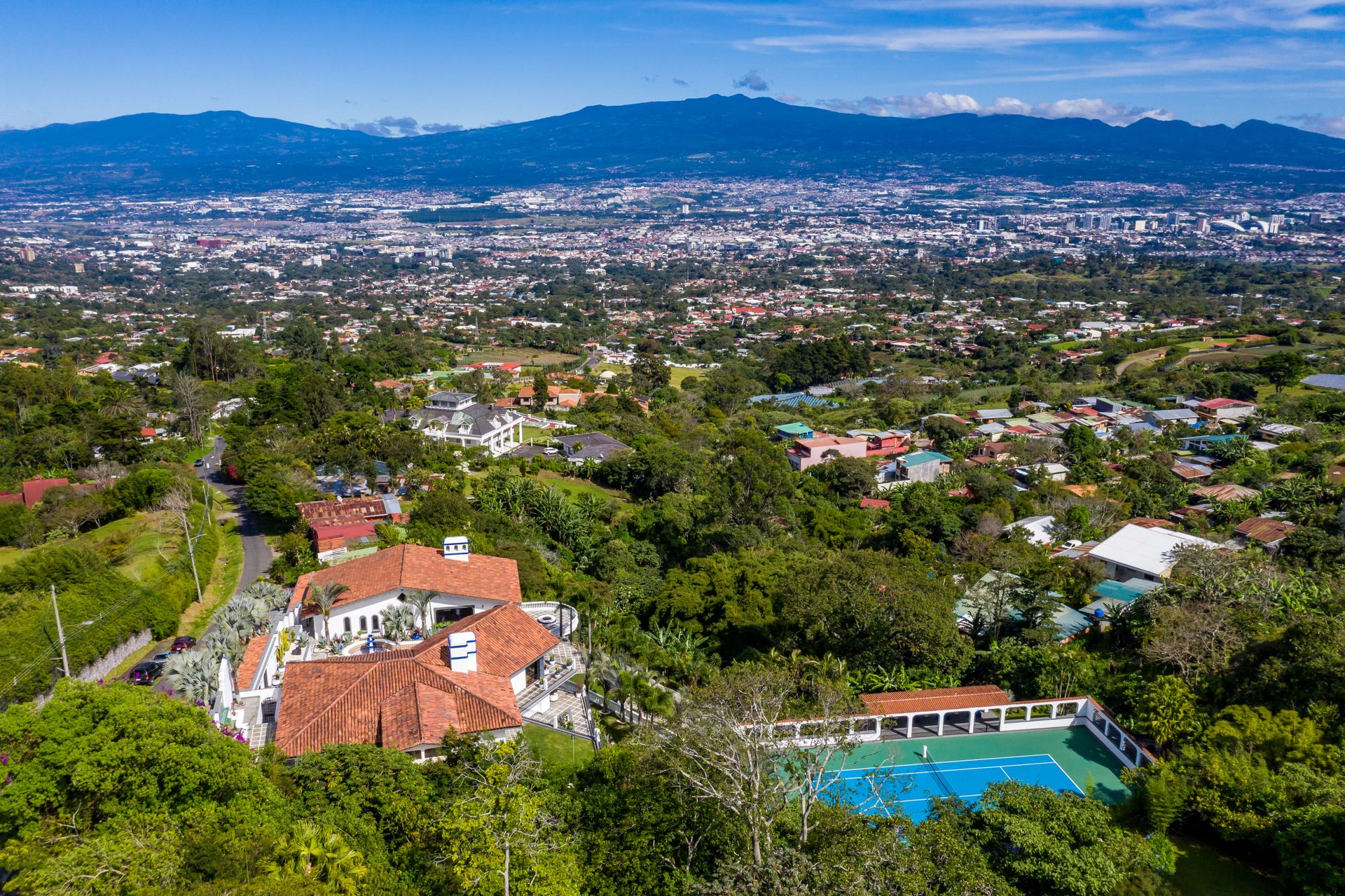 San Antonio, Escazú, Costa Rica: Mansion with tennis court, pool, and jacuzzi – prime investment opportunity.