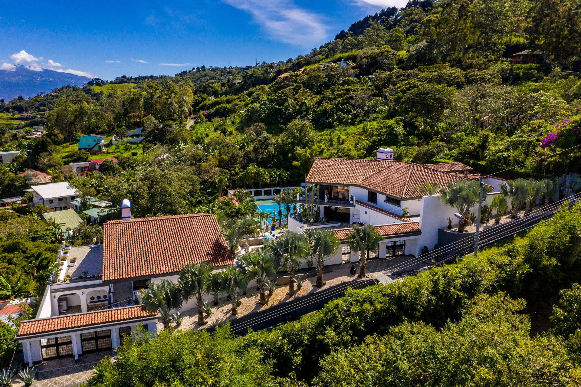 San Antonio, Escazú, Costa Rica: Mansion with tennis court, pool, and jacuzzi – prime investment opportunity.