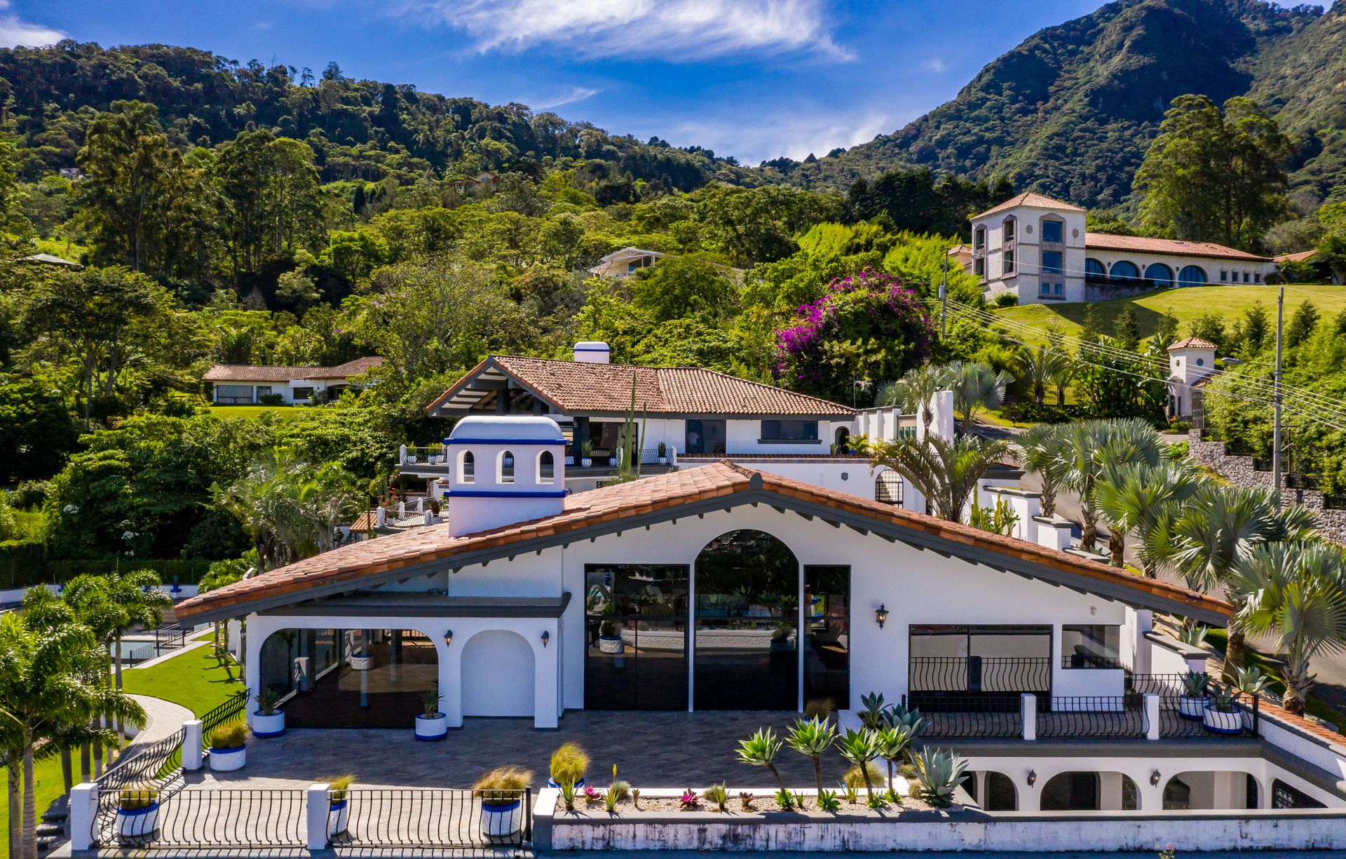 San Antonio, Escazú, Costa Rica: Mansion with tennis court, pool, and jacuzzi – prime investment opportunity.