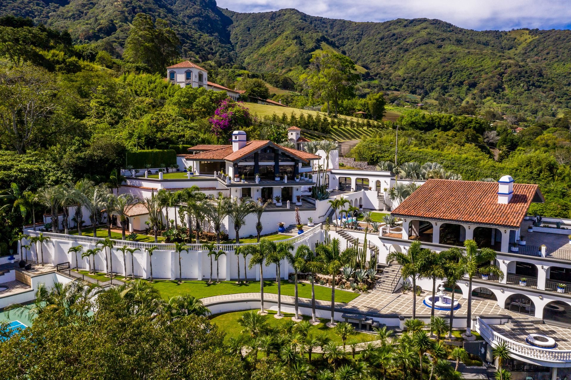 San Antonio, Escazú, Costa Rica: Mansion with tennis court, pool, and jacuzzi – prime investment opportunity.