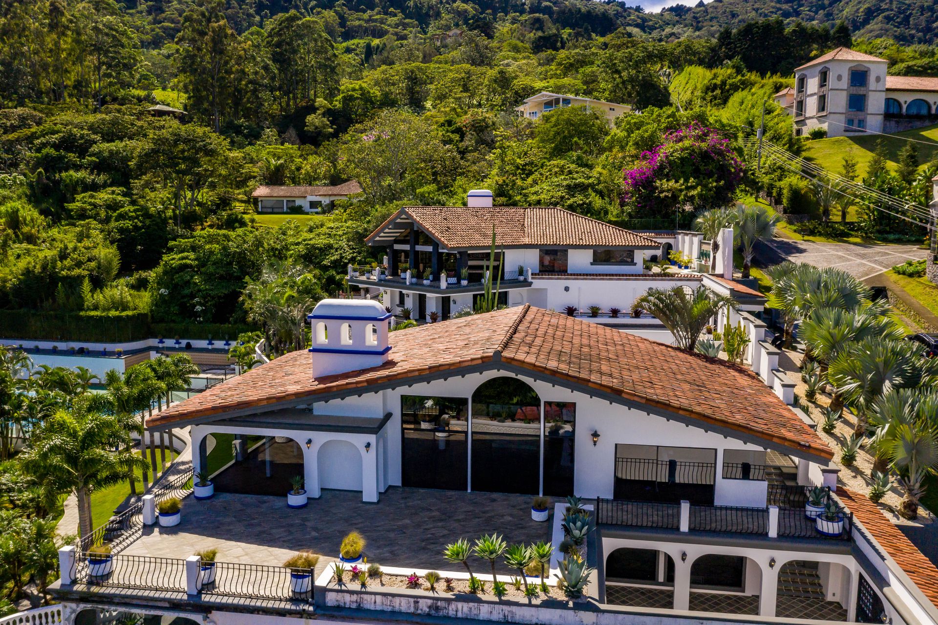 San Antonio, Escazú, Costa Rica: Mansion with tennis court, pool, and jacuzzi – prime investment opportunity.